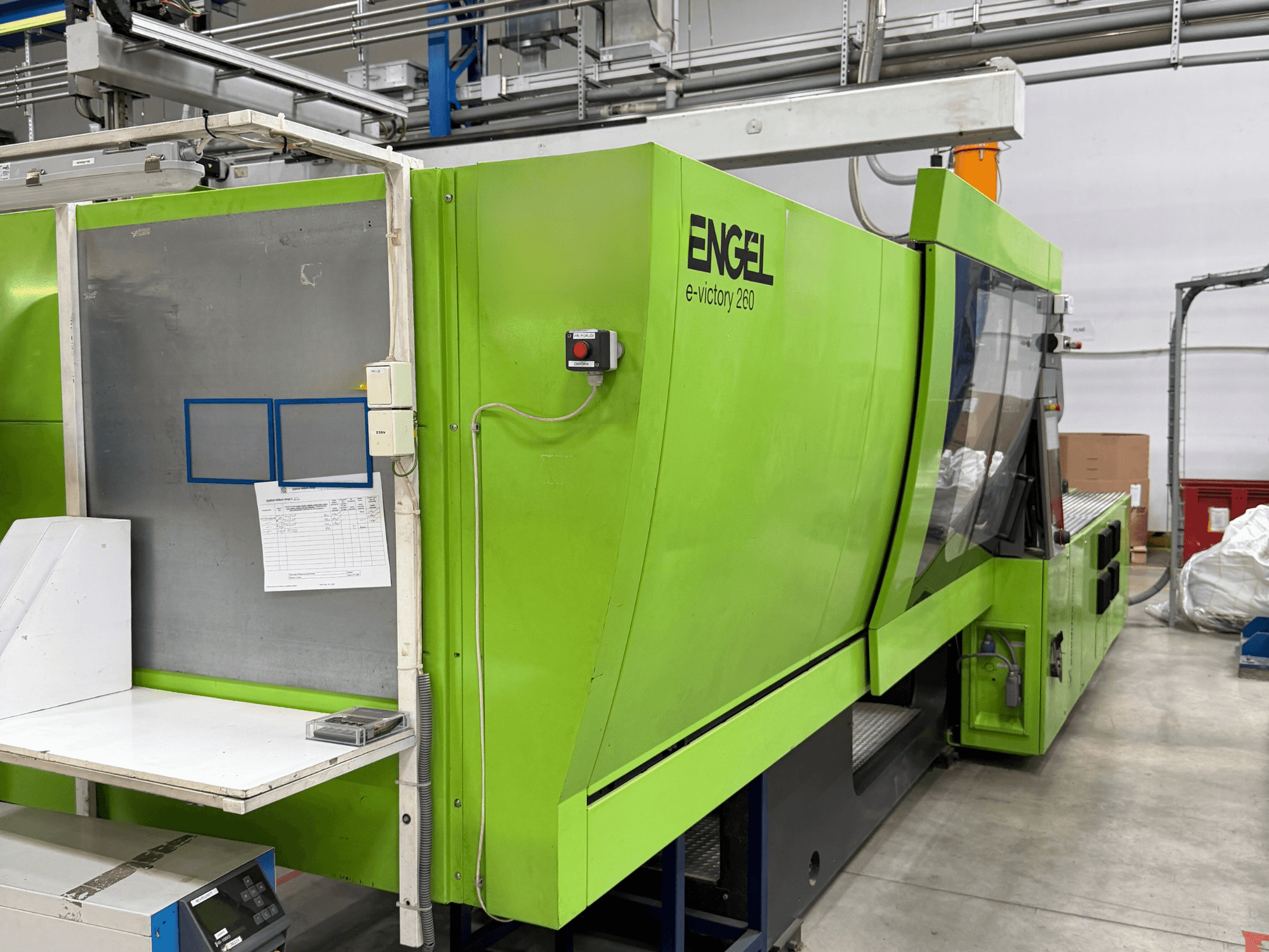Máquina de moldagem por injeção elétrica Green Engel e-victory 260, vista de lado, com painel de controlo e superfície de trabalho.