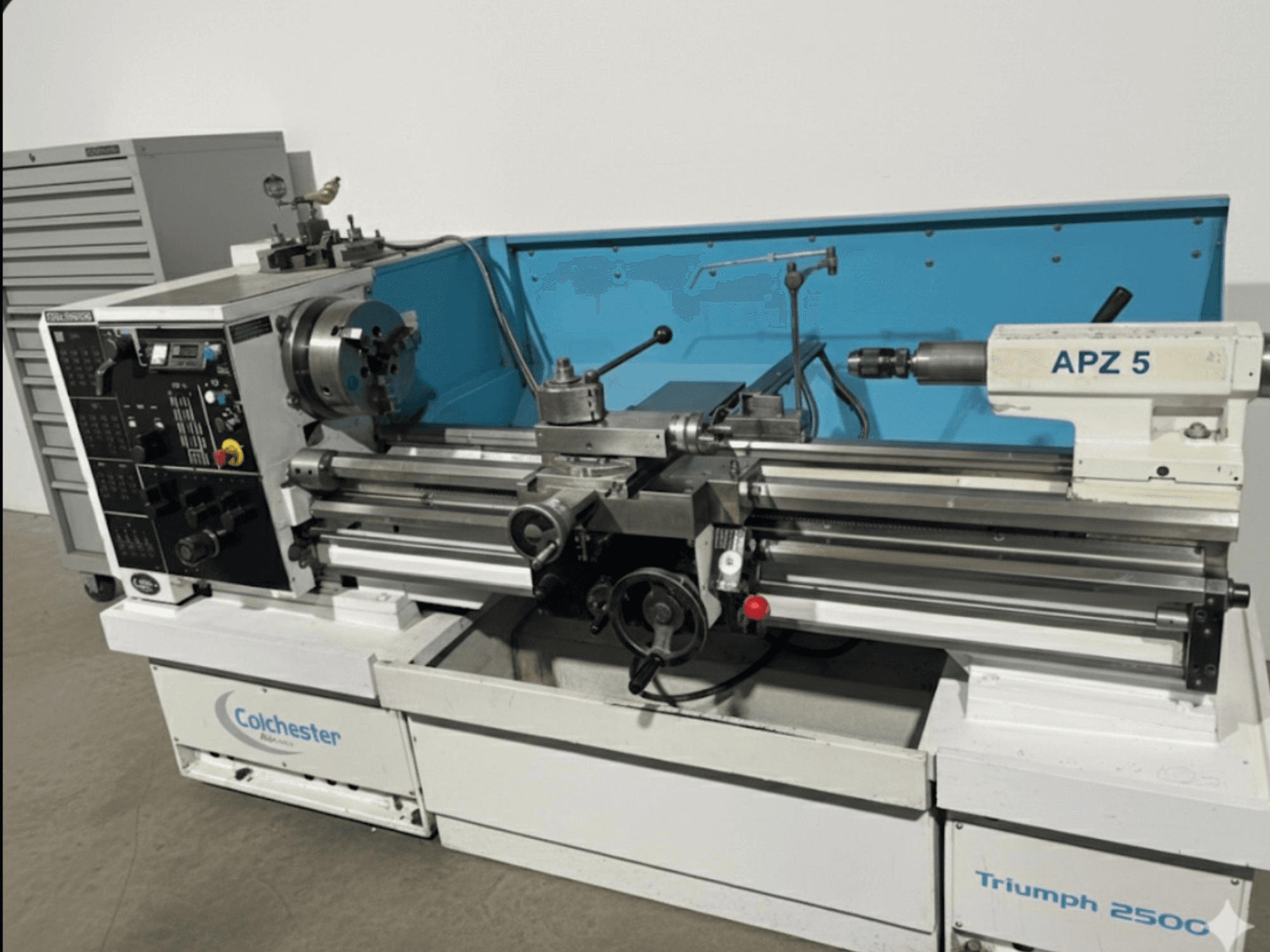 Torno Colchester Triumph 250C, vista frontal, com um acessório APZ 5 e painel de controlo com mostradores e botões.
