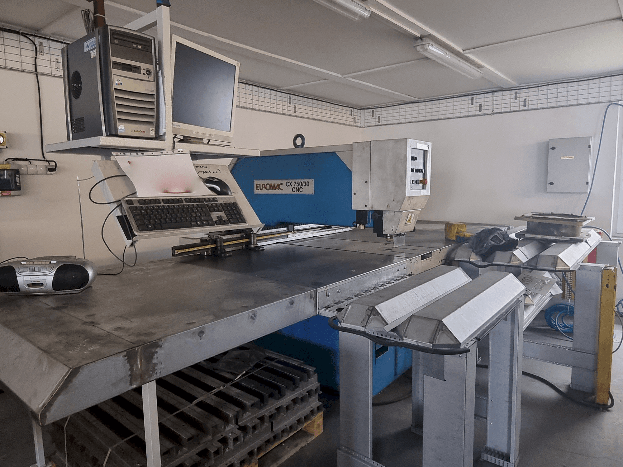 Vista Frontal da Euromac CX 750/30 CNC máquina