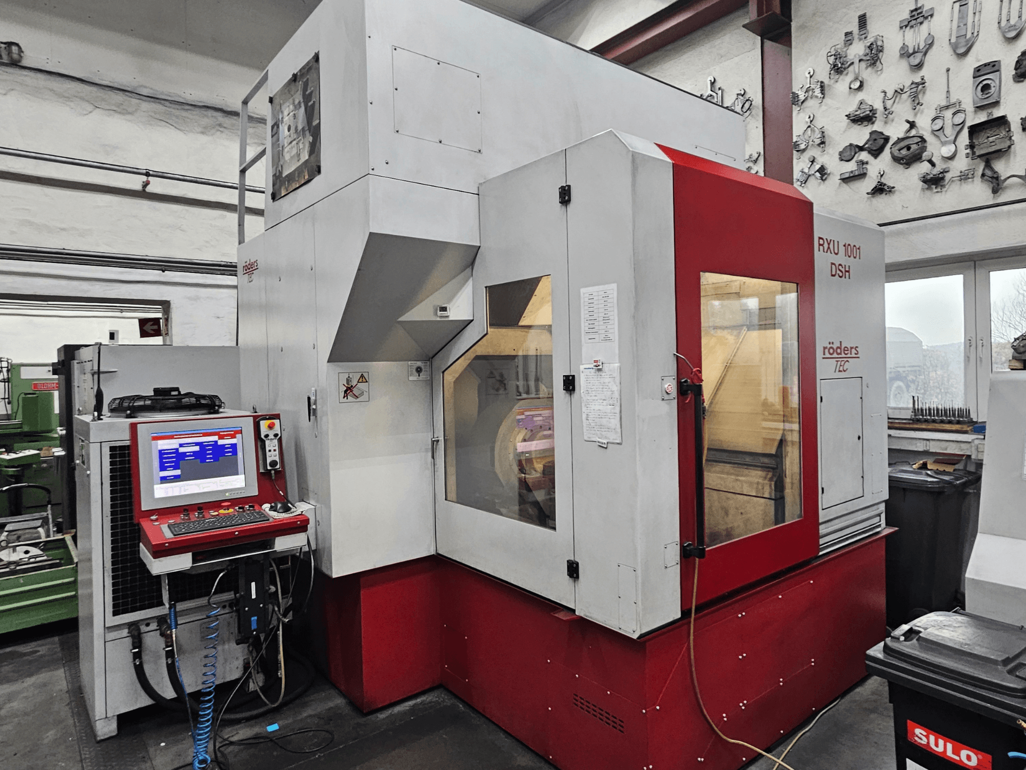 Centro de maquinação vertical RÖDERS RXU 1001 DSH, vista frontal mostrando o painel de controlo e detalhes da máquina numa oficina.