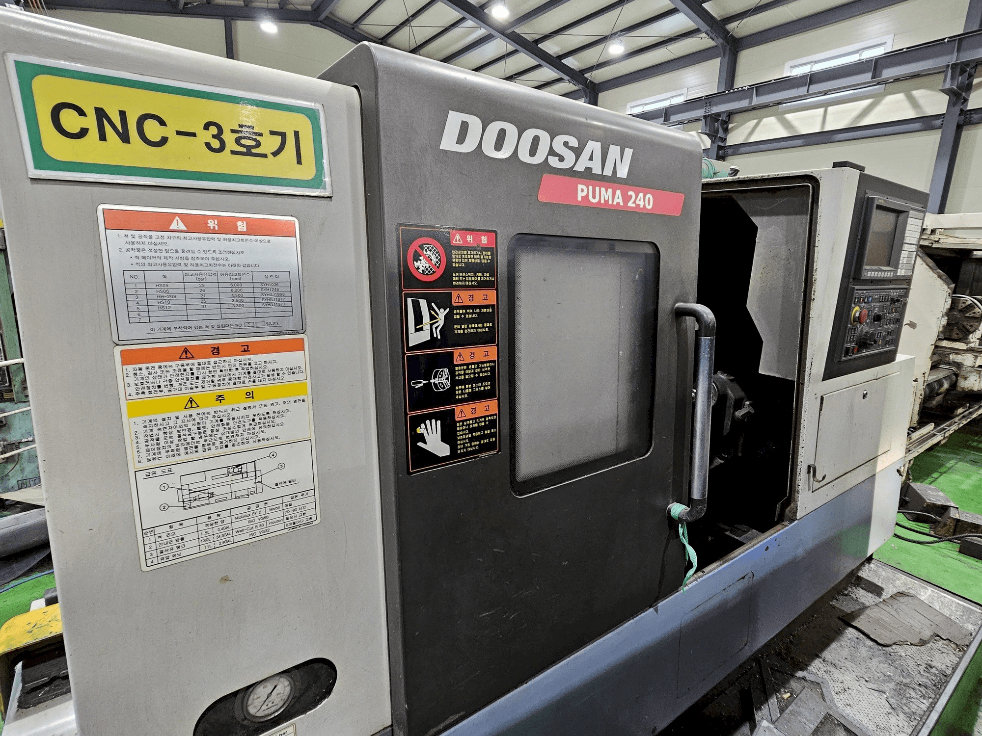 Vista Frontal da Doosan Puma 240 máquina