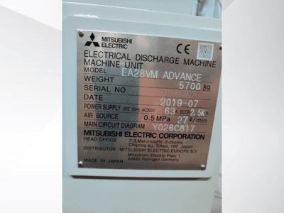 Etiqueta da máquina de descarga eléctrica Mitsubishi Electric EA28VM Advance, com especificações como peso, fonte de alimentação e fonte de ar.