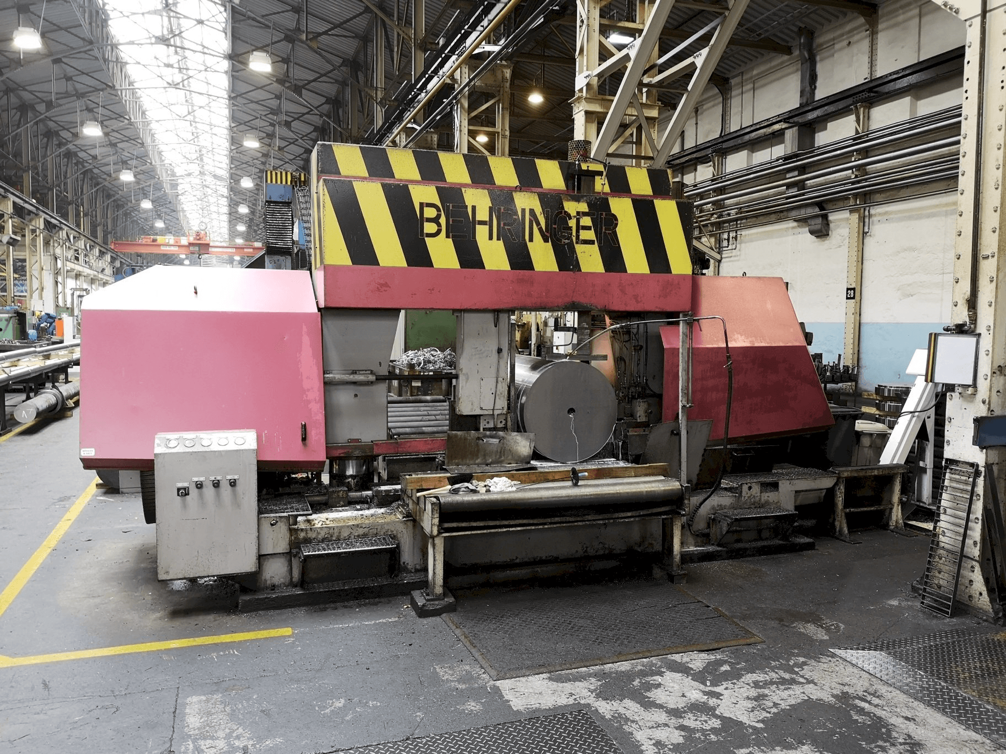 Vista Frontal da Behringer HBP1080/1700 A/CNC máquina