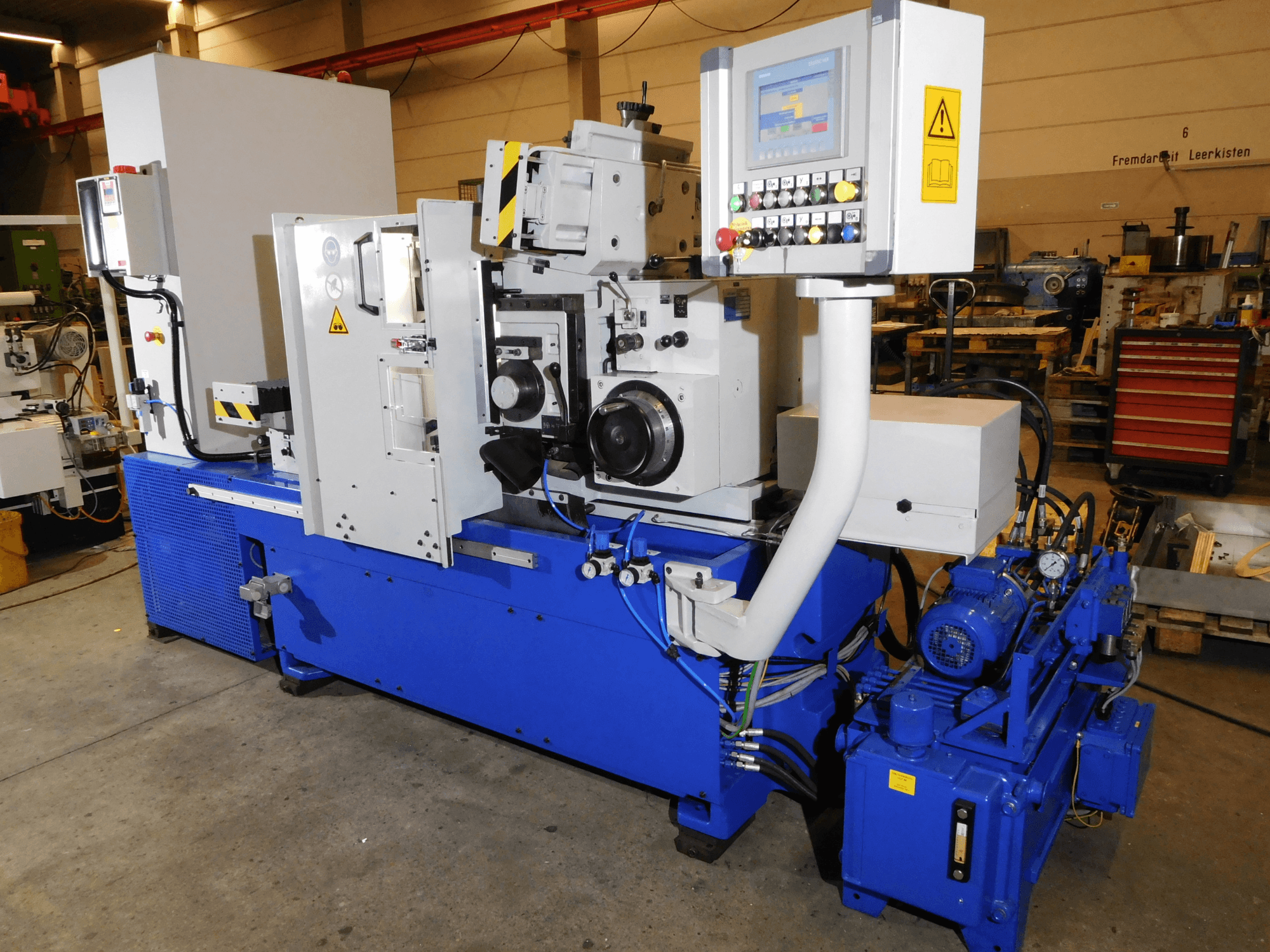 Rectificadora sem centros Schaudt Mikrosa SASL 125, vista lateral, com comandos e corpo azul industrial com componentes de motor.