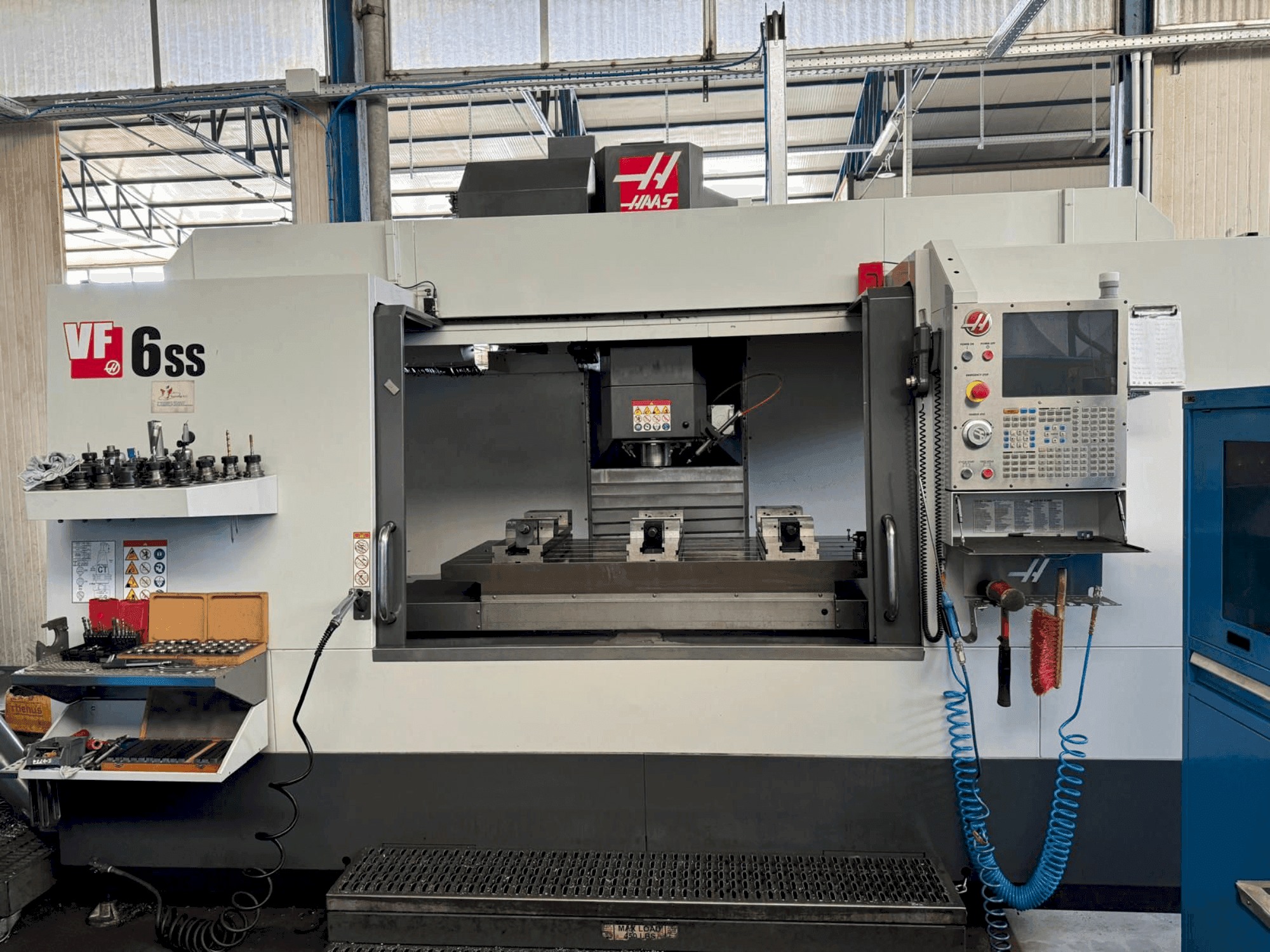 Vista Frontal da HAAS VF-6SS máquina