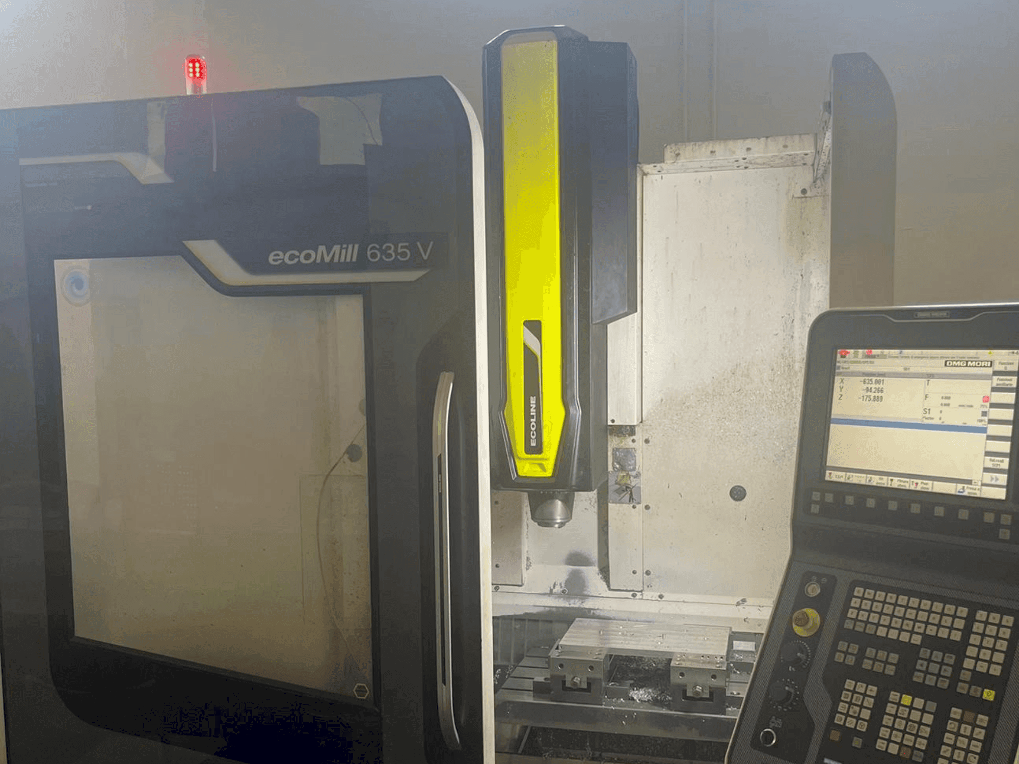 Vista Frontal da DMG MORI ecoMill 635V máquina