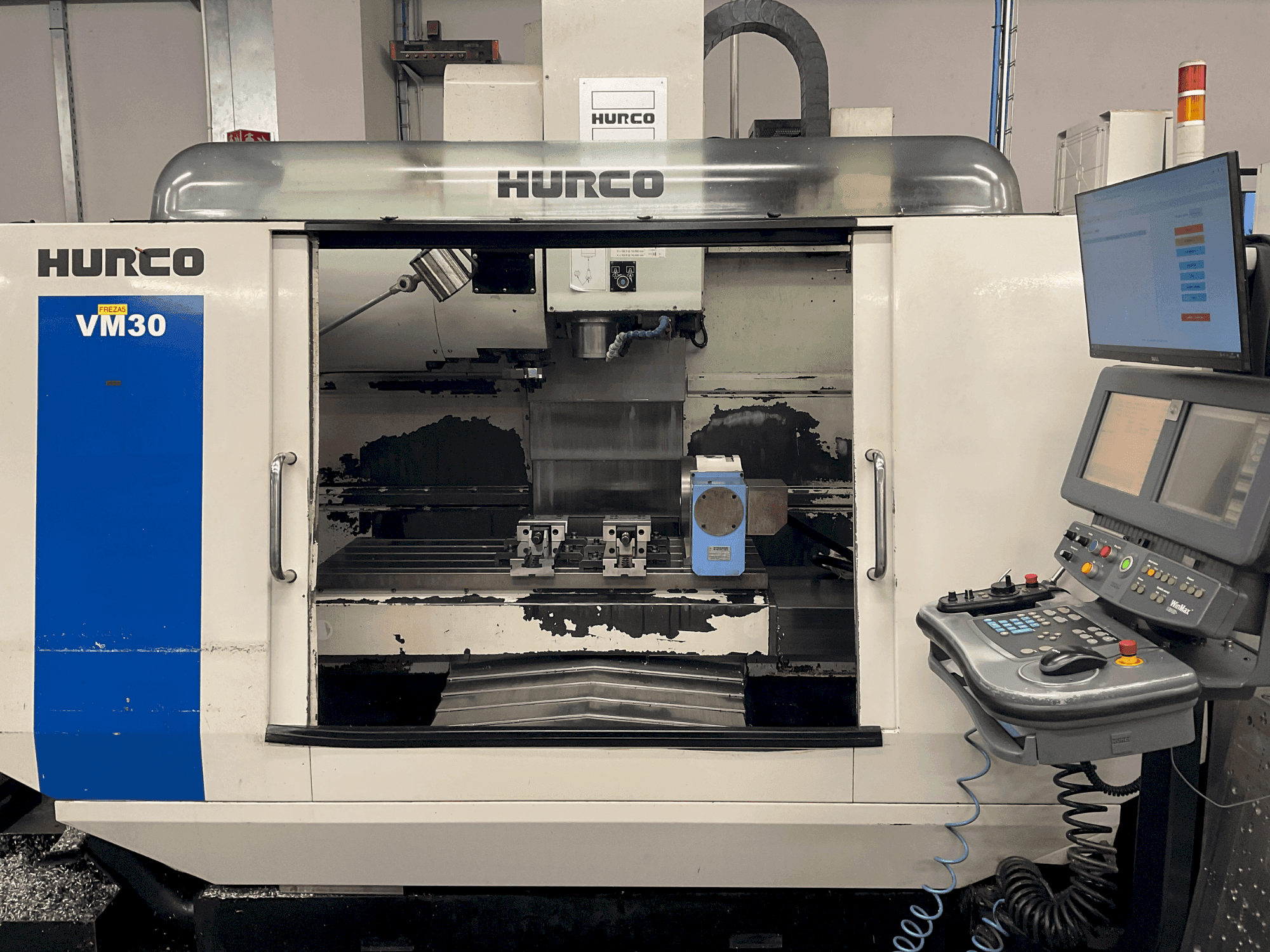 Vista Frontal da Hurco VM 30 máquina