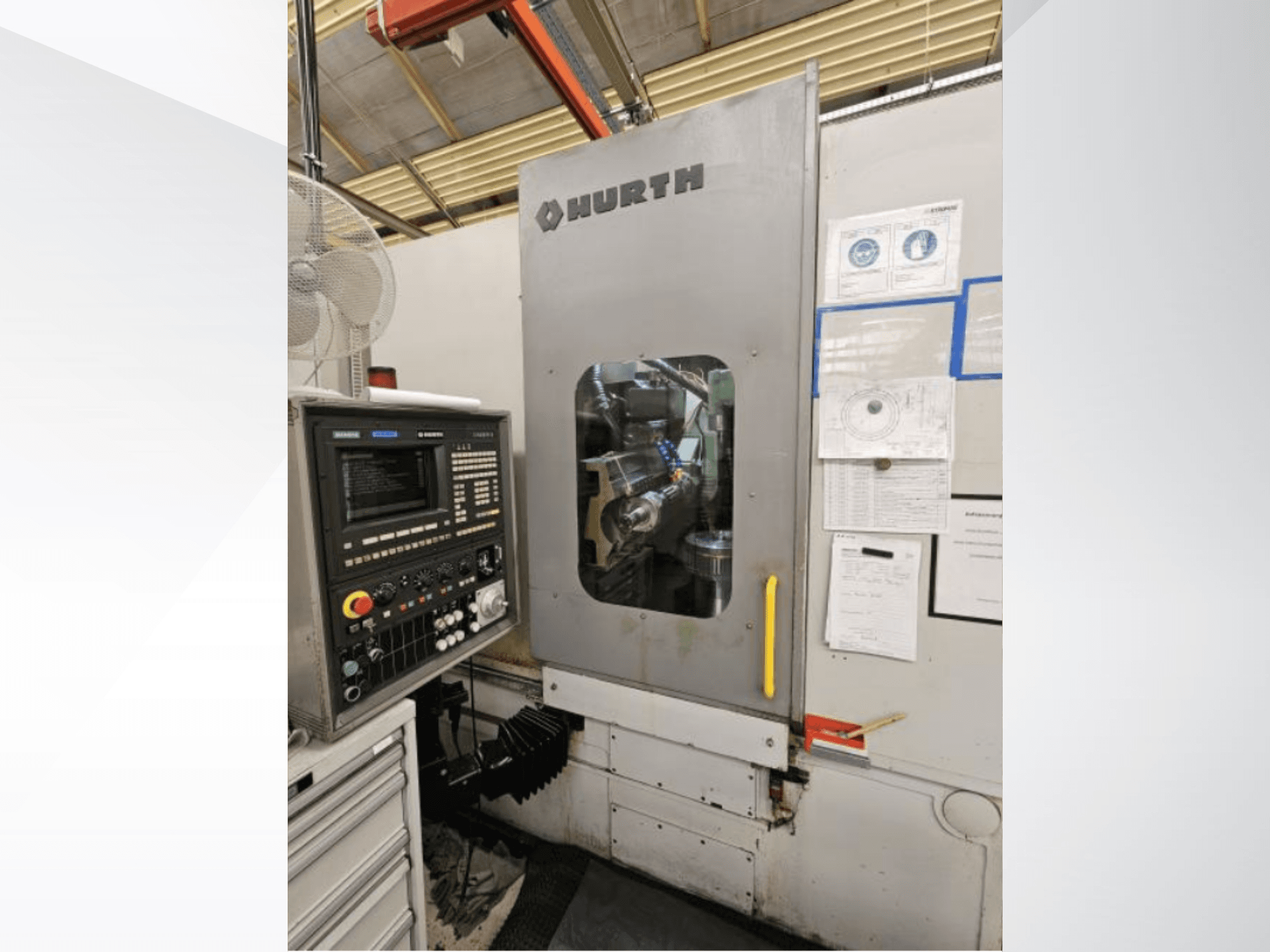 Torno horizontal HURTH WF 300, vista frontal que mostra o painel de controlo e detalhes operacionais da máquina.