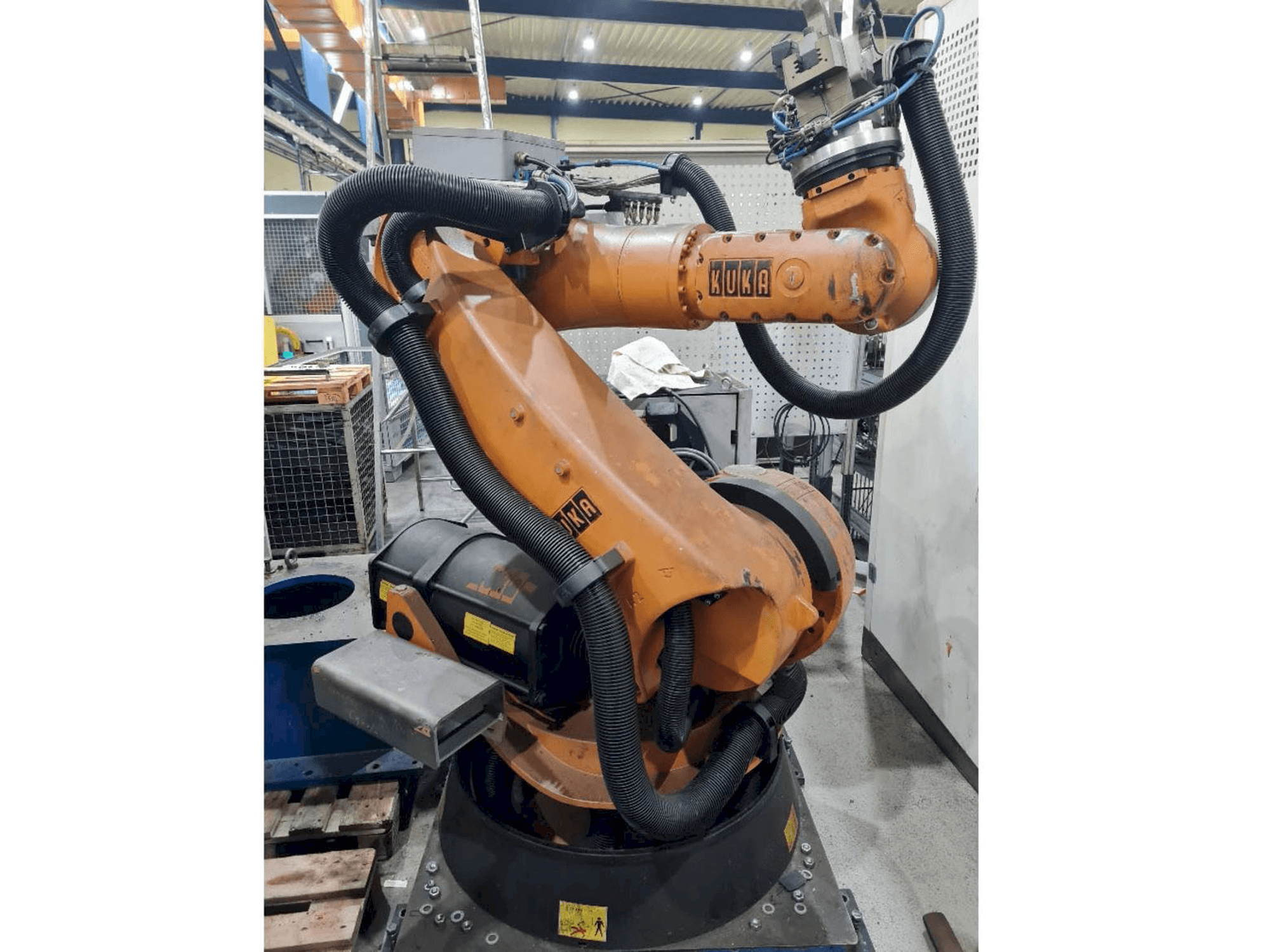 Vista Frontal da KUKA KR C2 KR100 comp máquina
