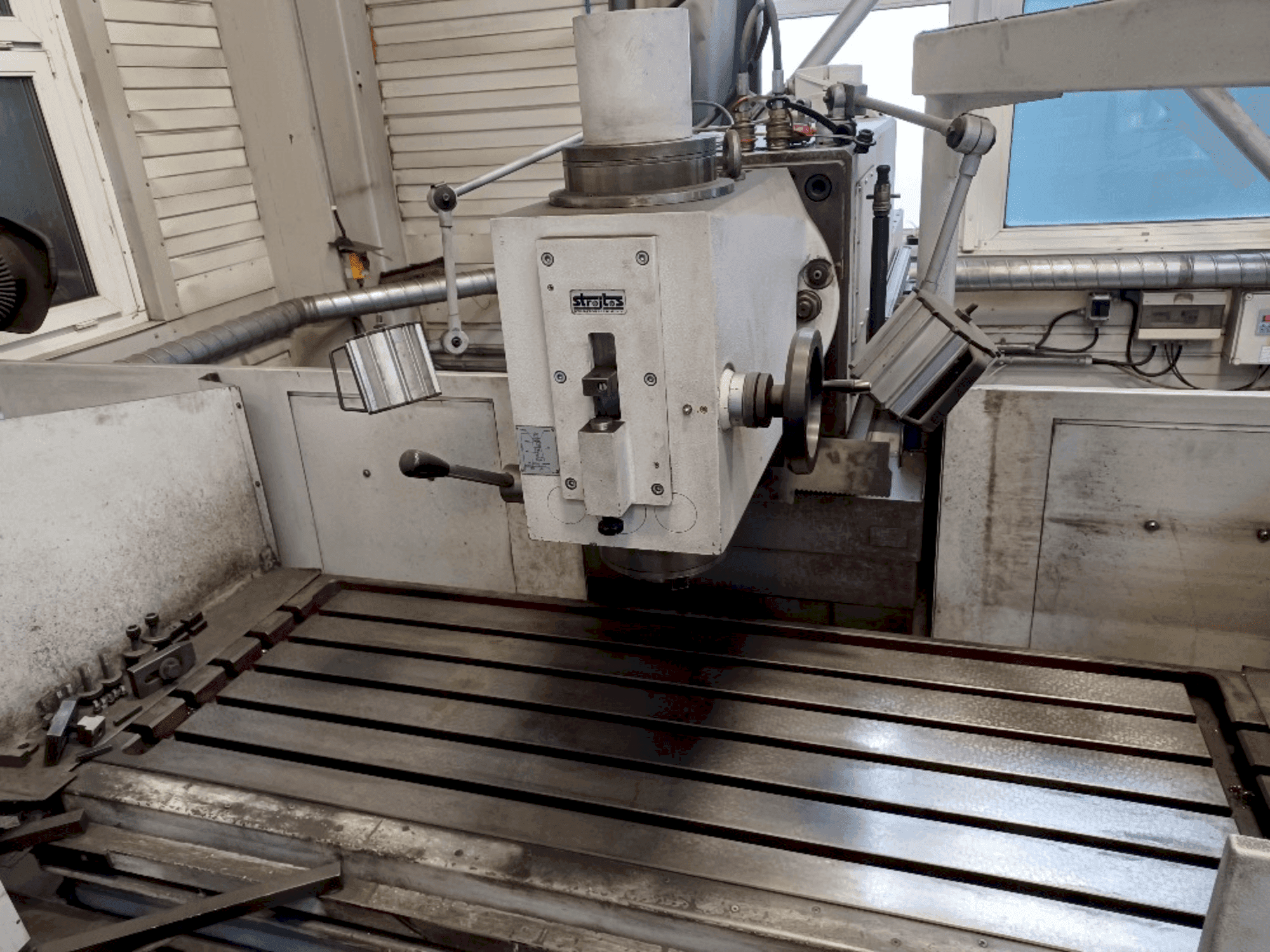 Espaço de trabalho da Strojtos FGS 63 NCP máquina
