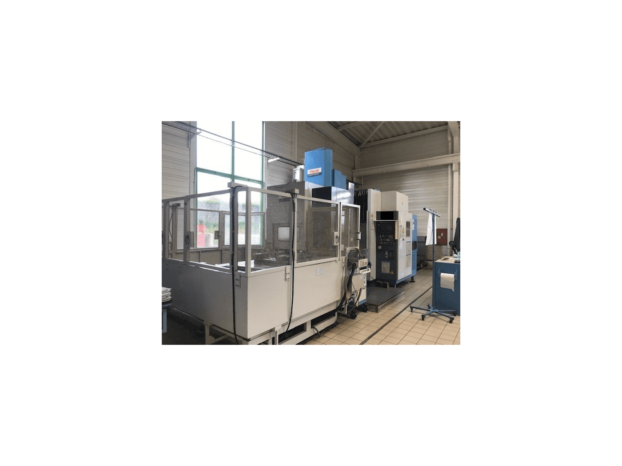 Vista Frontal da Mazak AJV 65 máquina