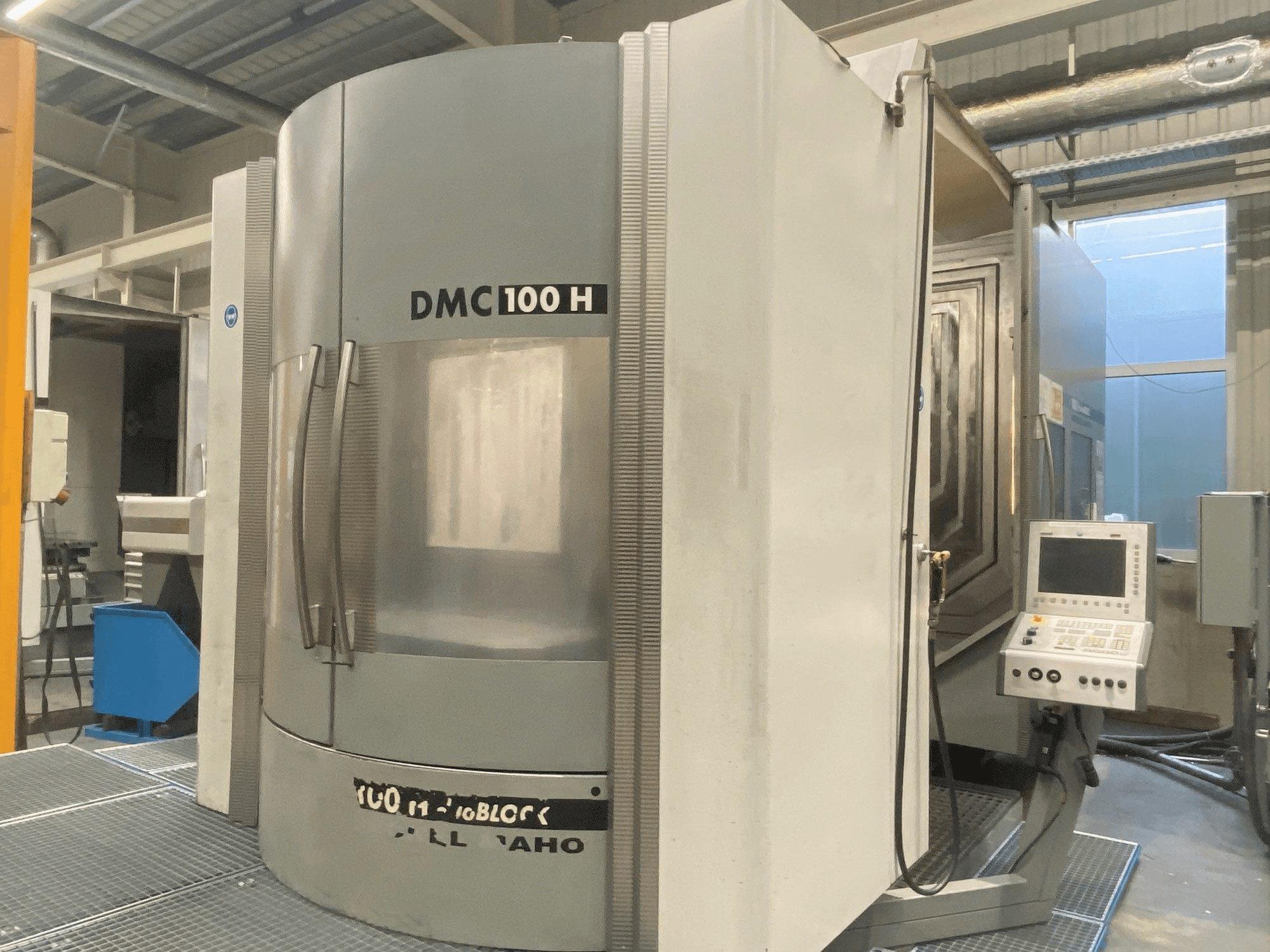 Vista Frontal da DECKEL MAHO DMC 100H duoBLOCK máquina