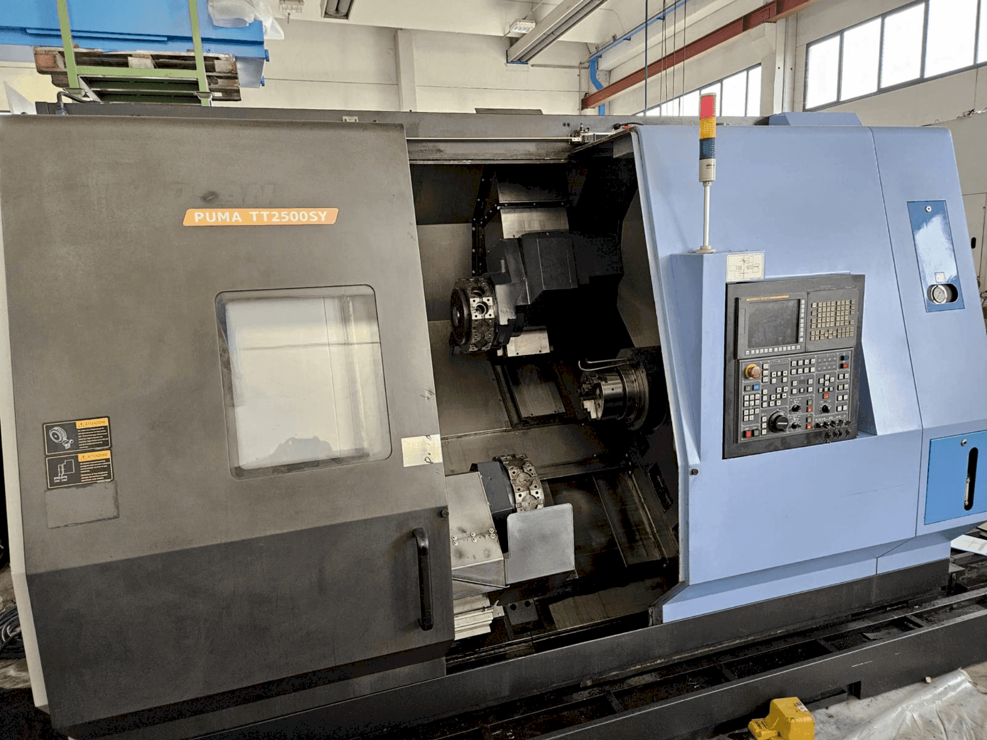 Vista Frontal da DOOSAN TT2500SY máquina