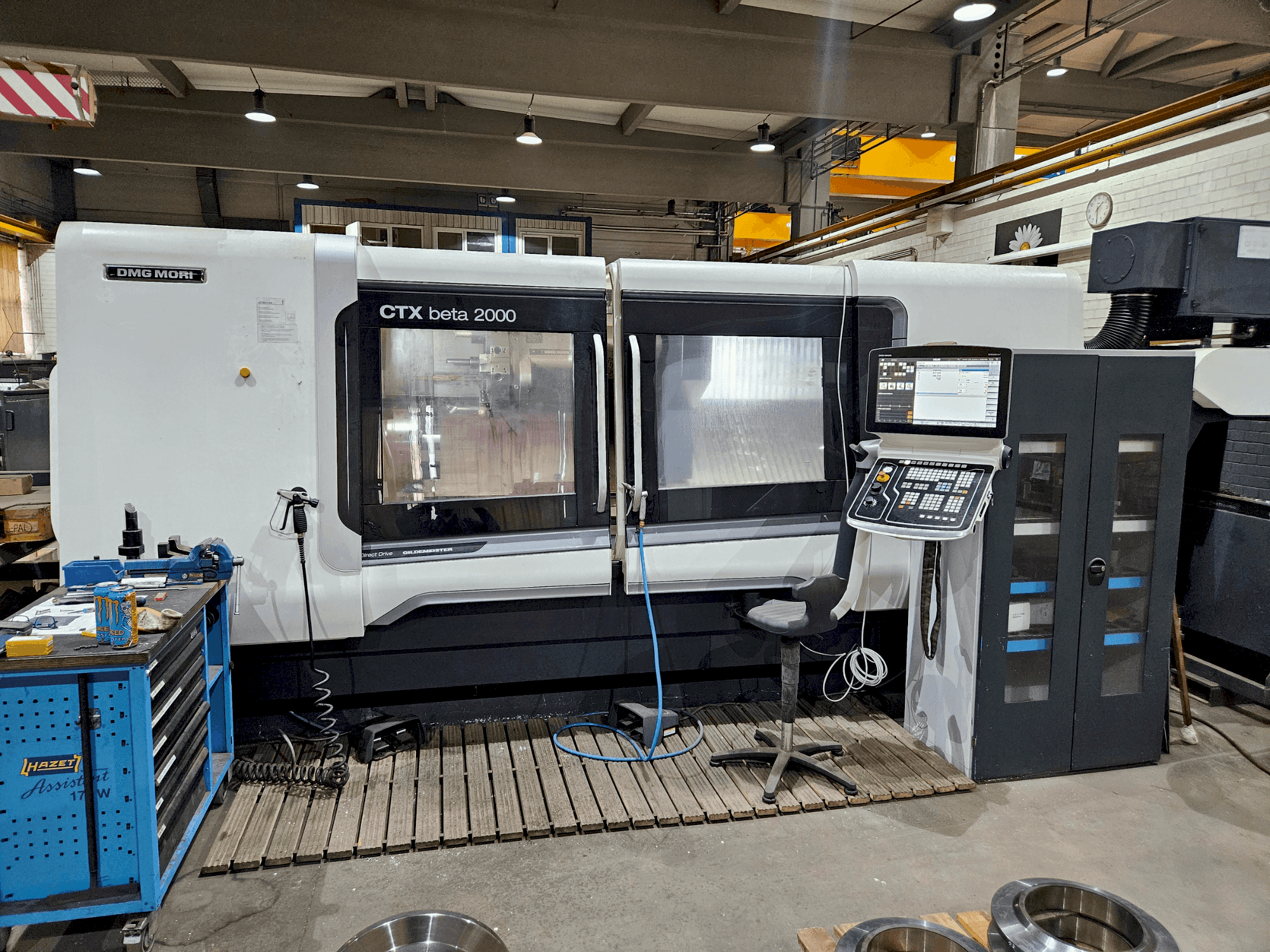 Vista Frontal da DMG MORI CTX beta 2000 máquina
