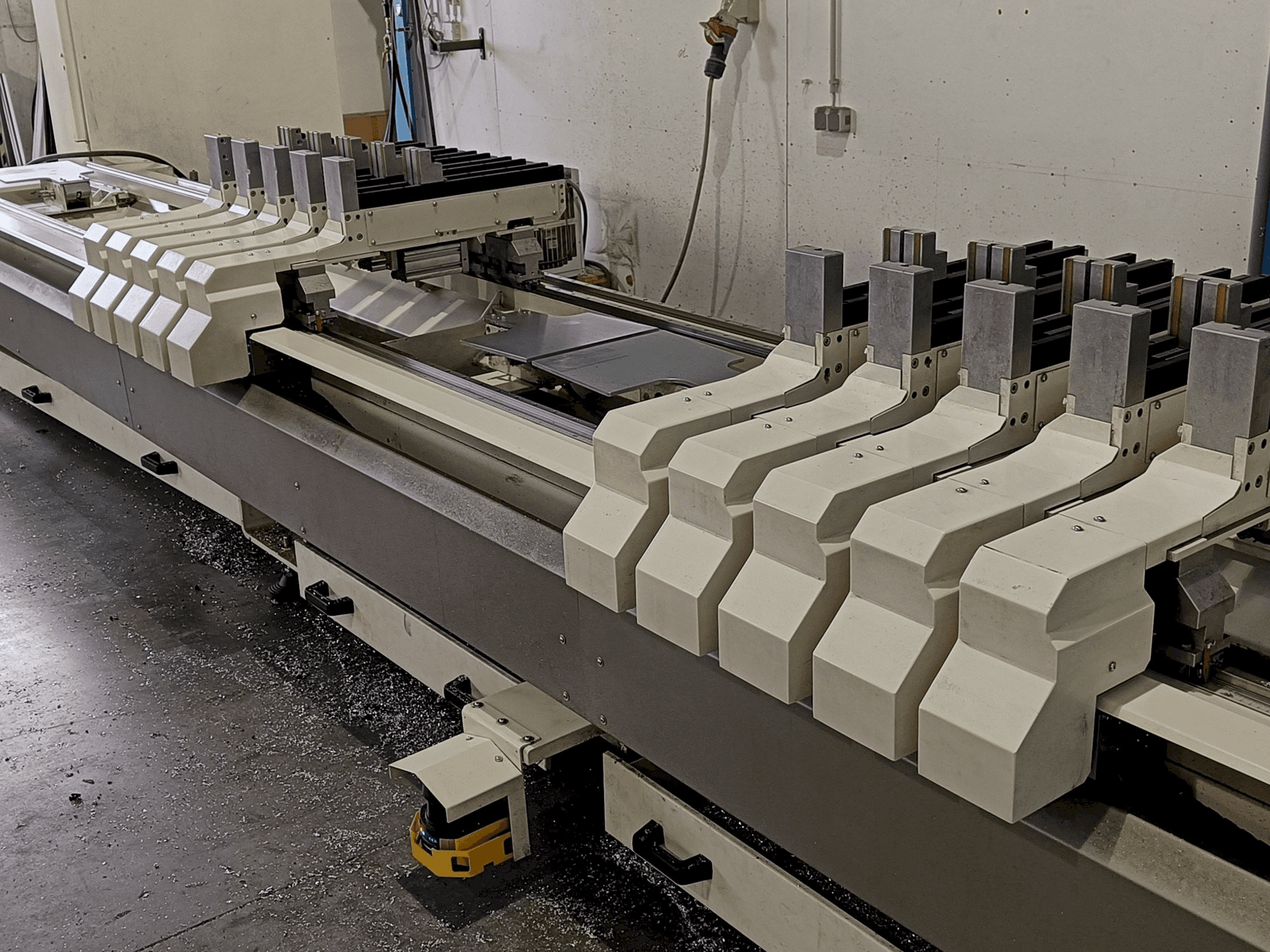 Vista Frontal da MECAL MC 304 Ariel 5 MDT máquina