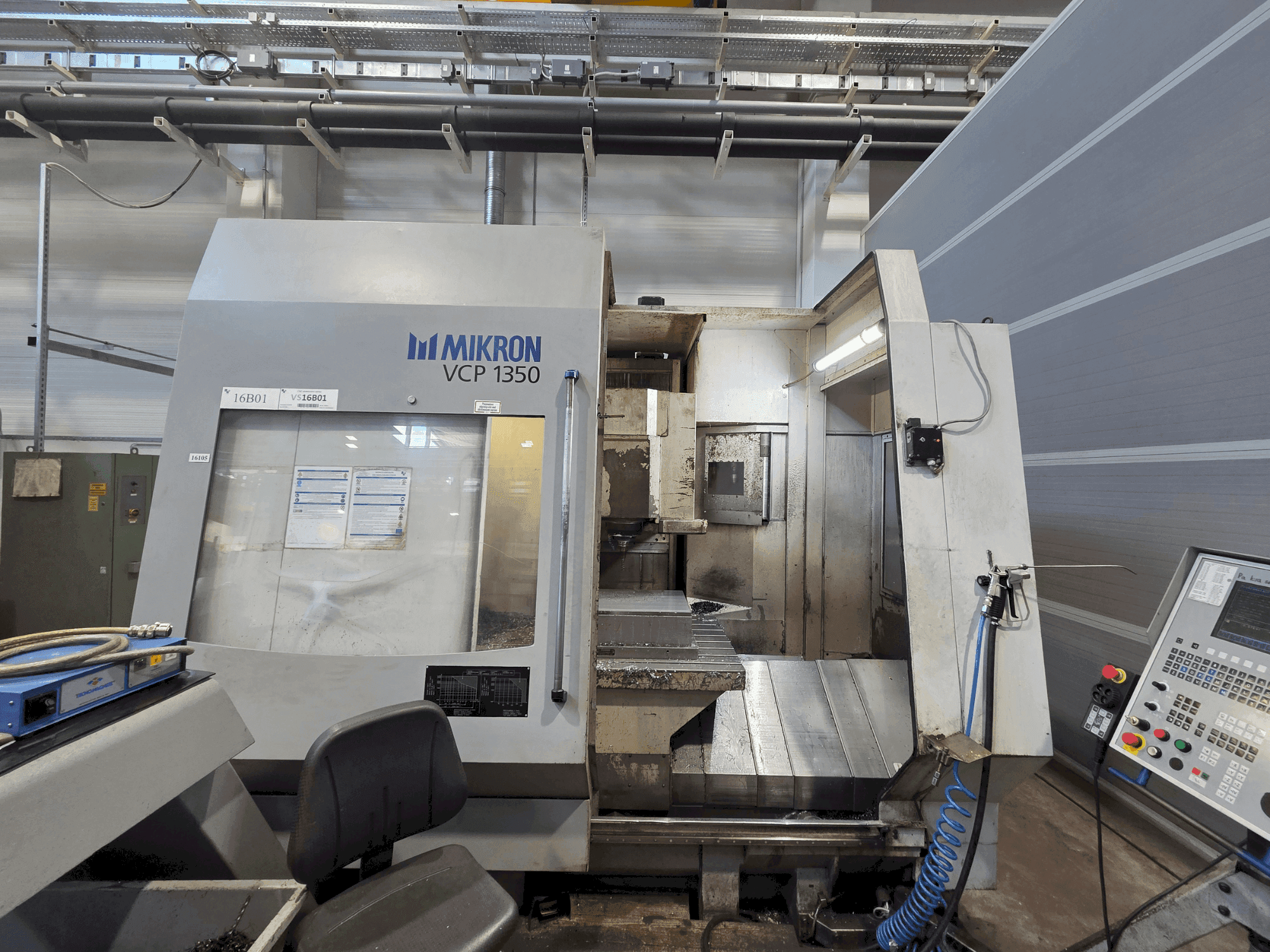 Vista Frontal da MIKRON VCP 1350 máquina