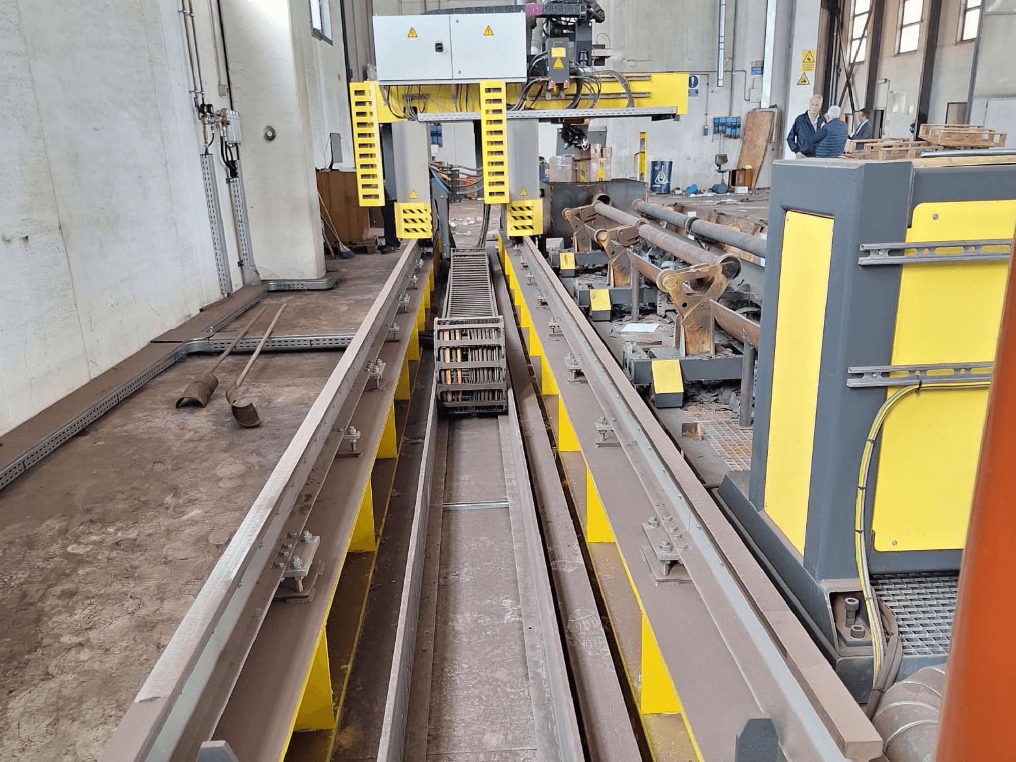 Máquina de corte de tubos ESAB SUPRAREX 3100 SXE HD 1000 vista de frente, mostrando os rastos, a cabeça de corte e as caraterísticas de segurança amarelas.