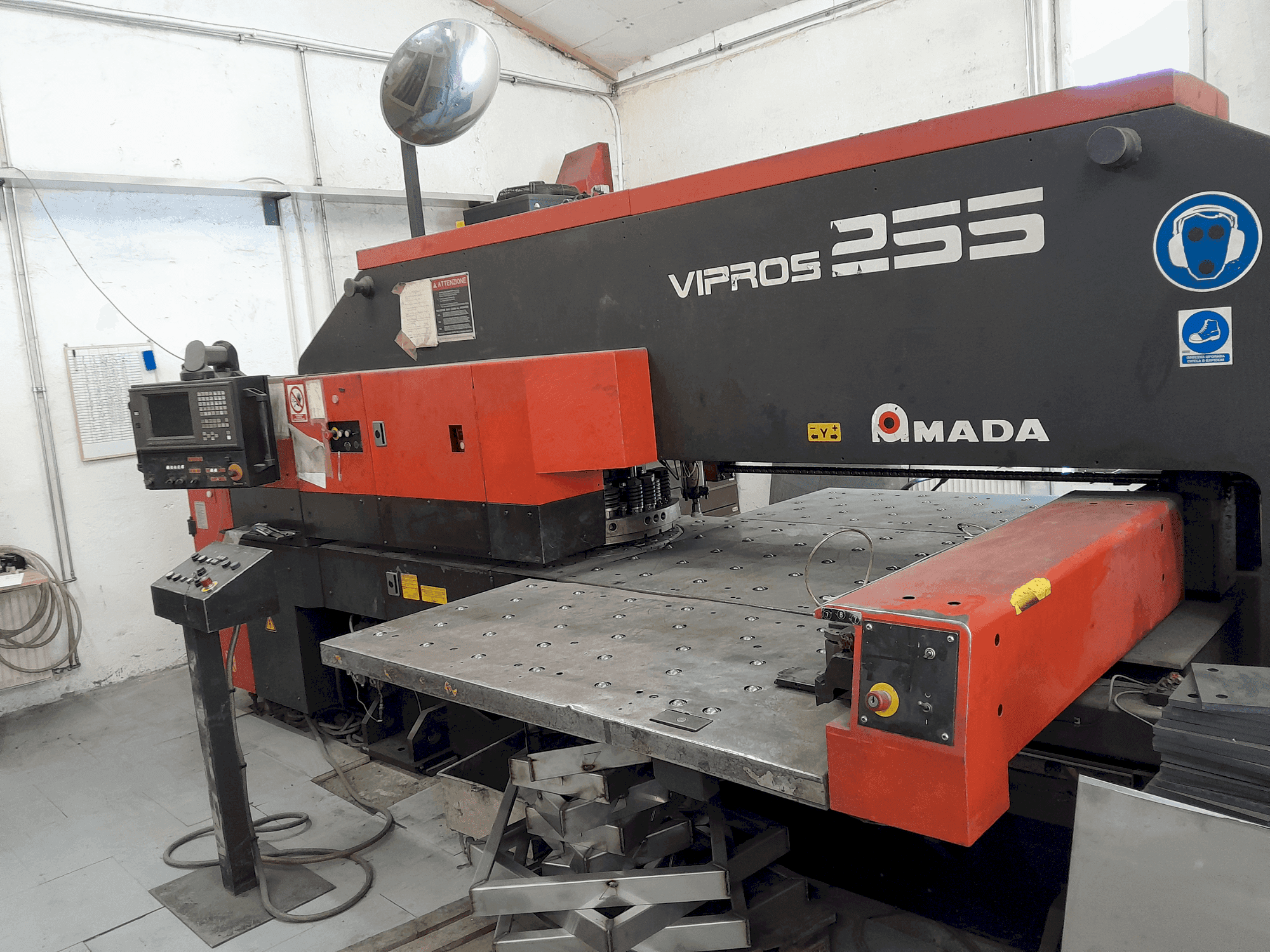 Vista Frontal da AMADA Vipros 255 máquina