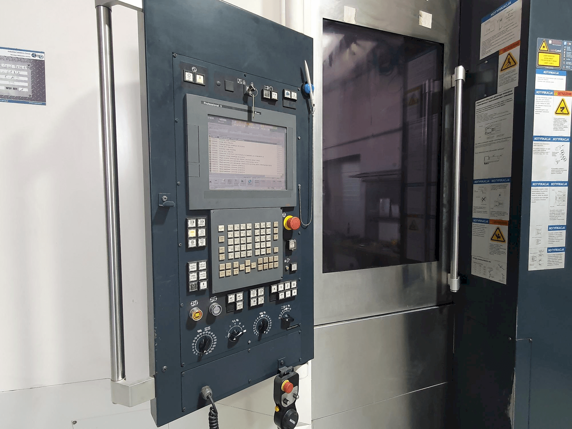 Vista Frontal da Makino a61nx máquina