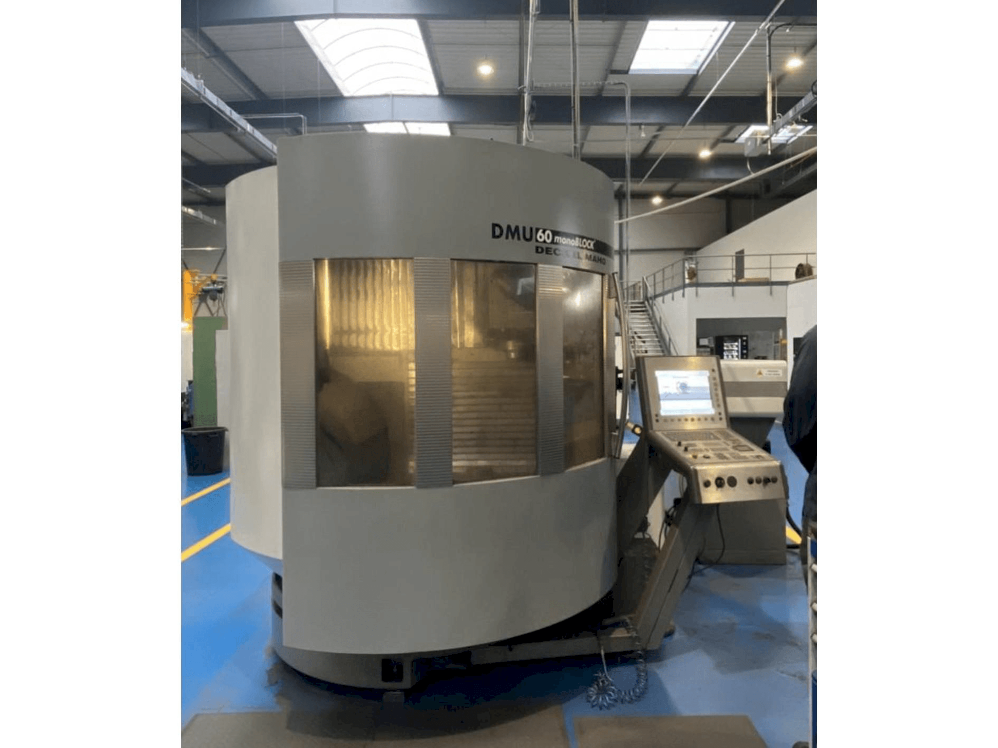 Vista Frontal da DECKEL MAHO Type DMU60 MonoBlock máquina