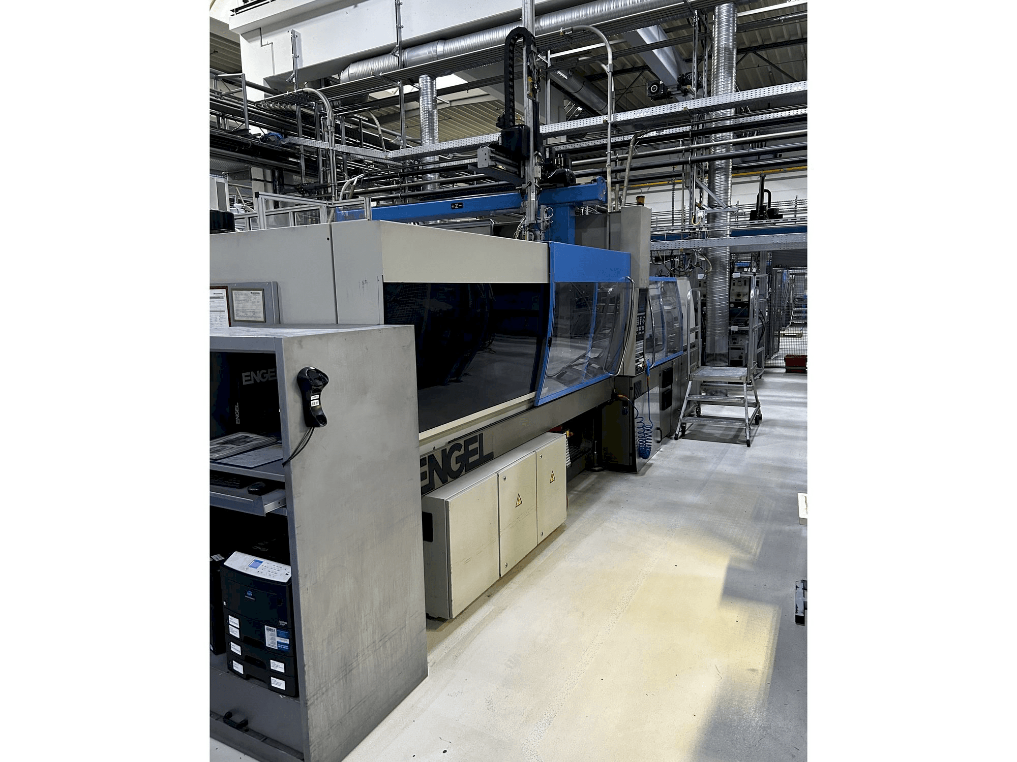 Vista Lateral Esquerda da Engel VICTORY 1050/220 máquina