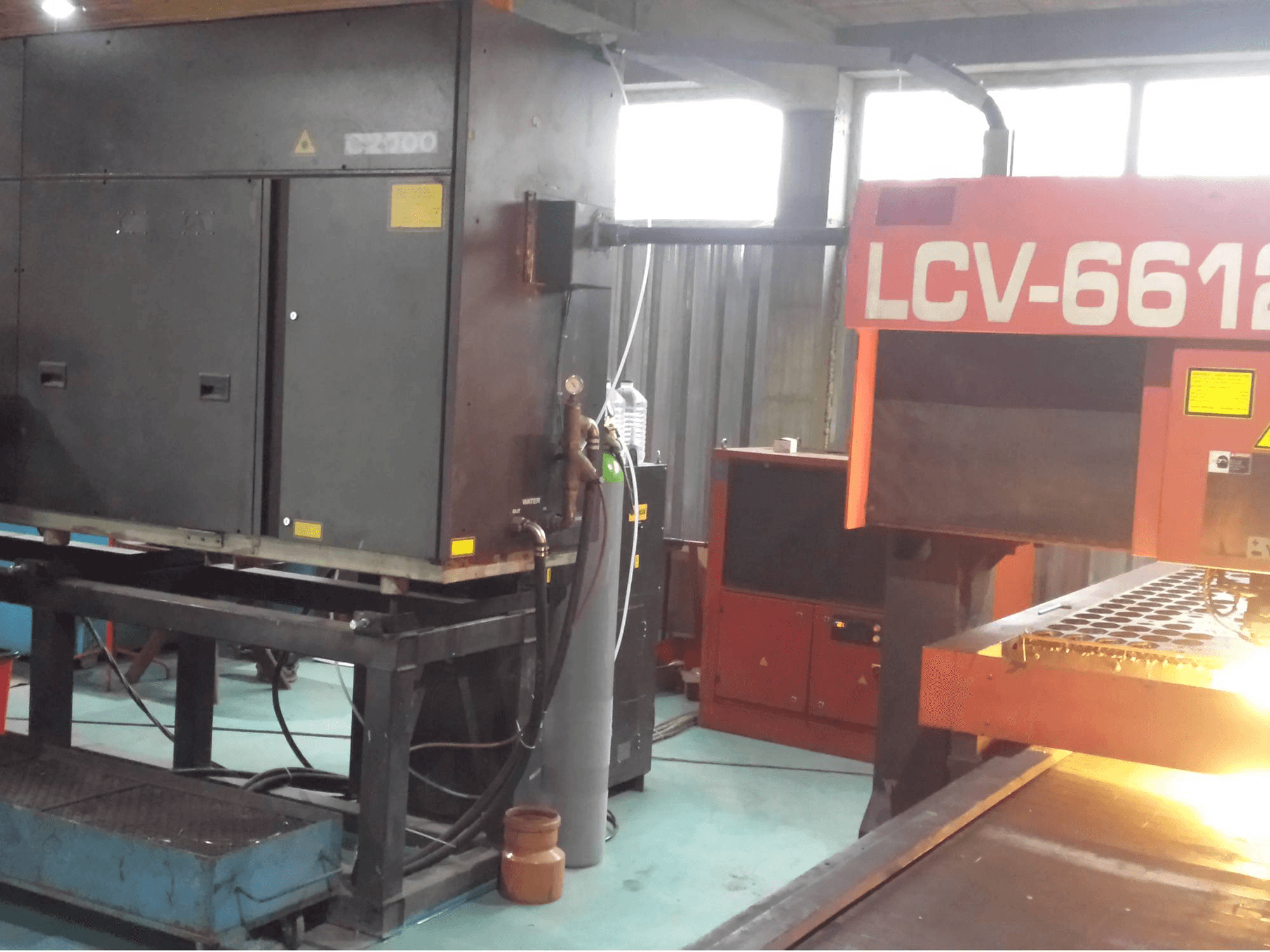 Vista Frontal da AMADA LCV 6612 II máquina