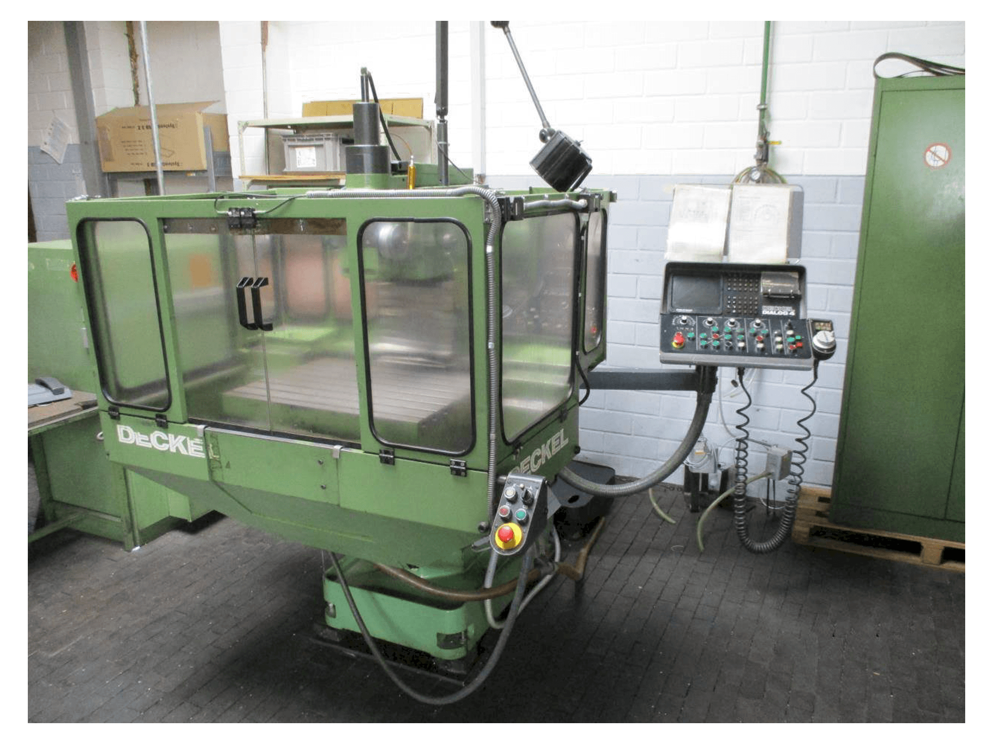 Vista Frontal da DECKEL FP 3NC máquina