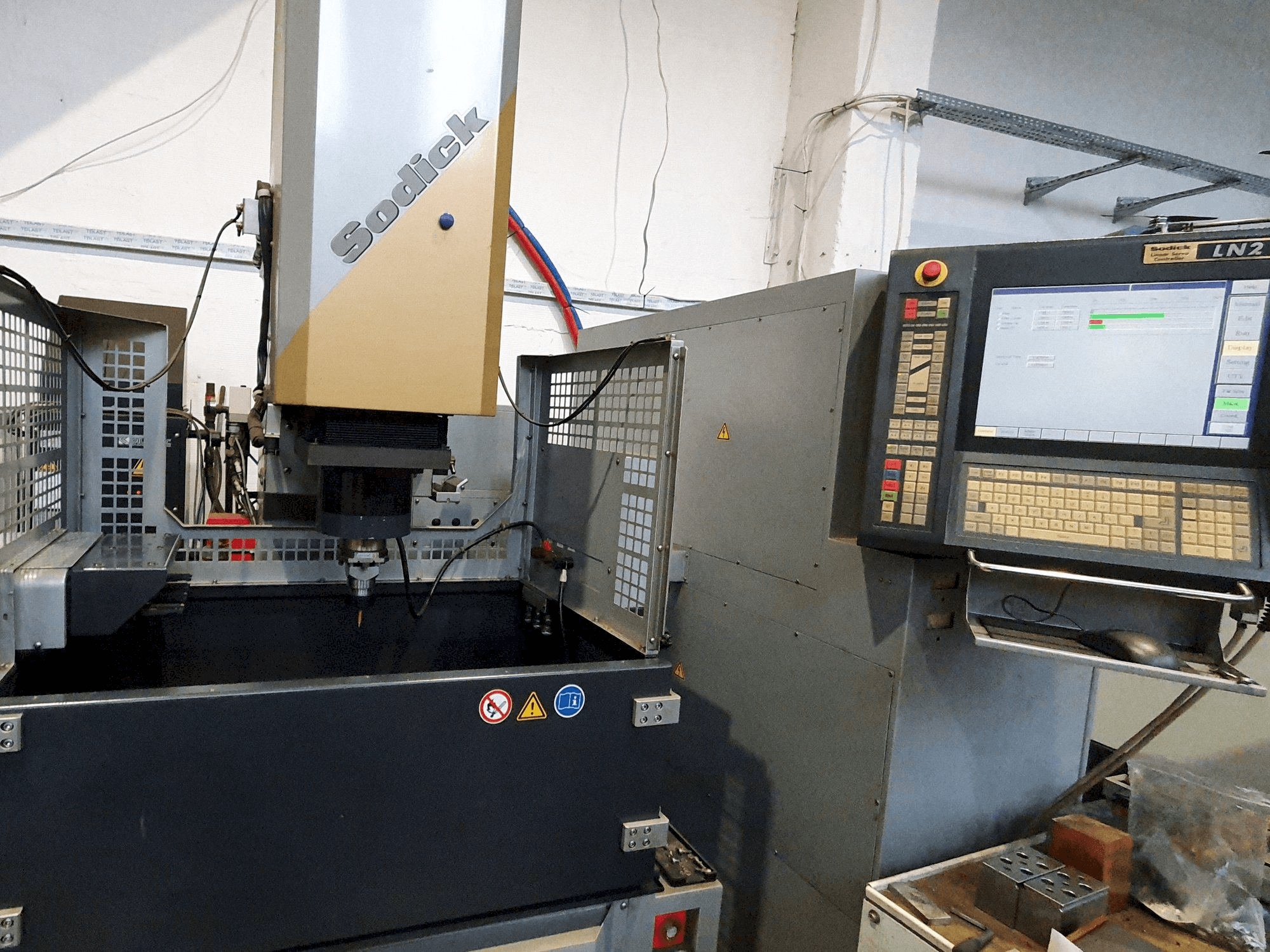 Vista Frontal da Sodick AM3L (2005) máquina