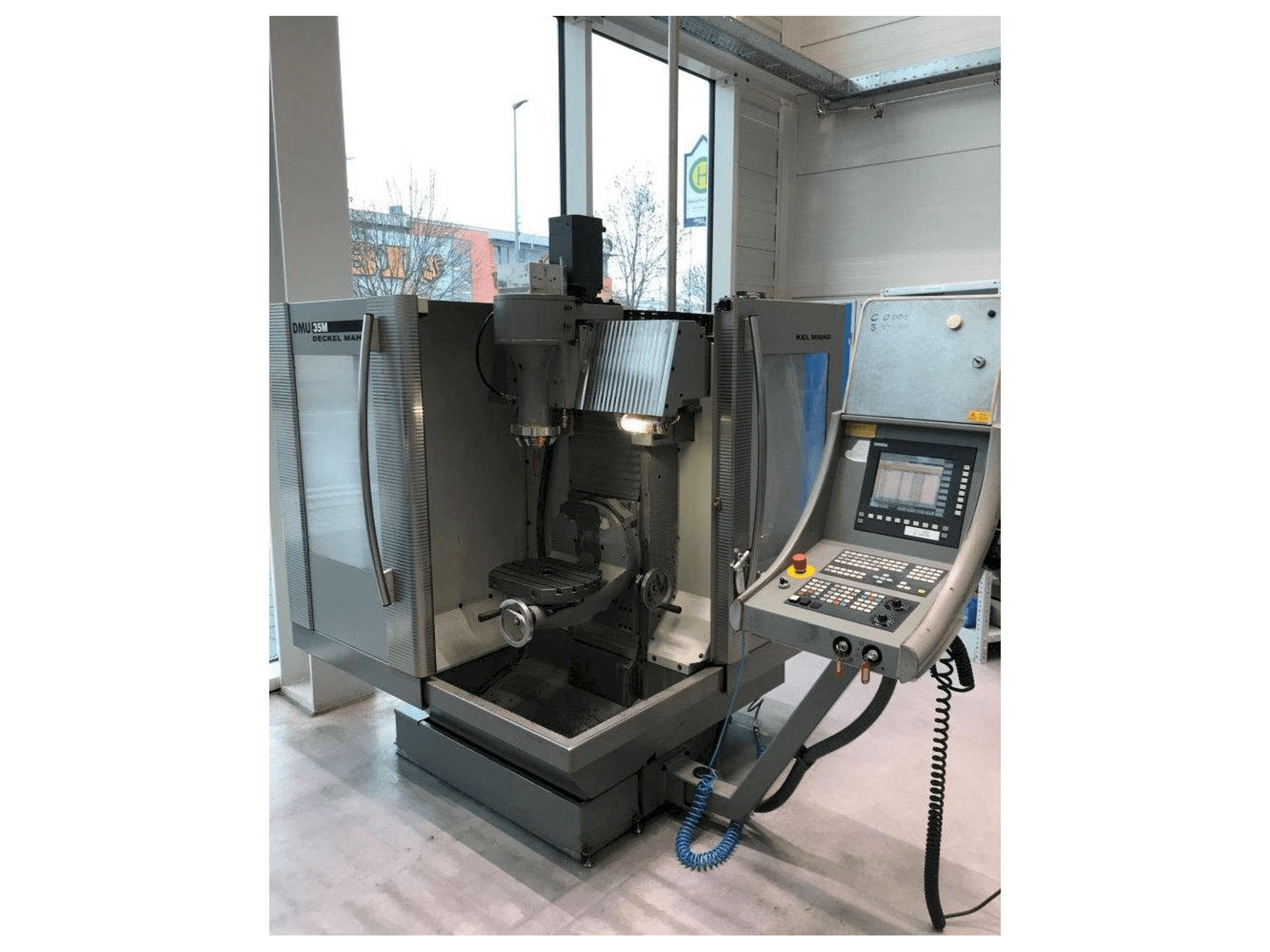 Vista Frontal da DECKEL MAHO DMU 35 M máquina