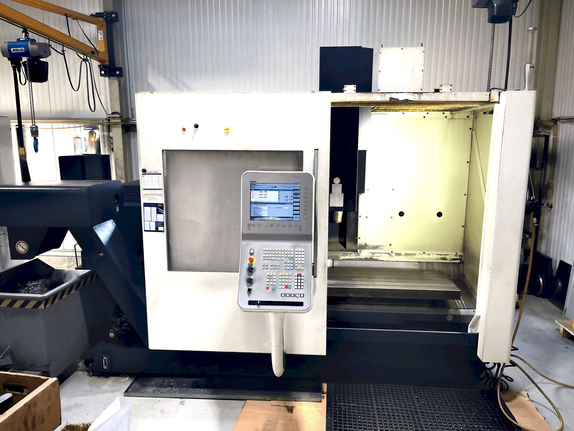 Vista Frontal da DMG MORI DMC 1035 v eco máquina