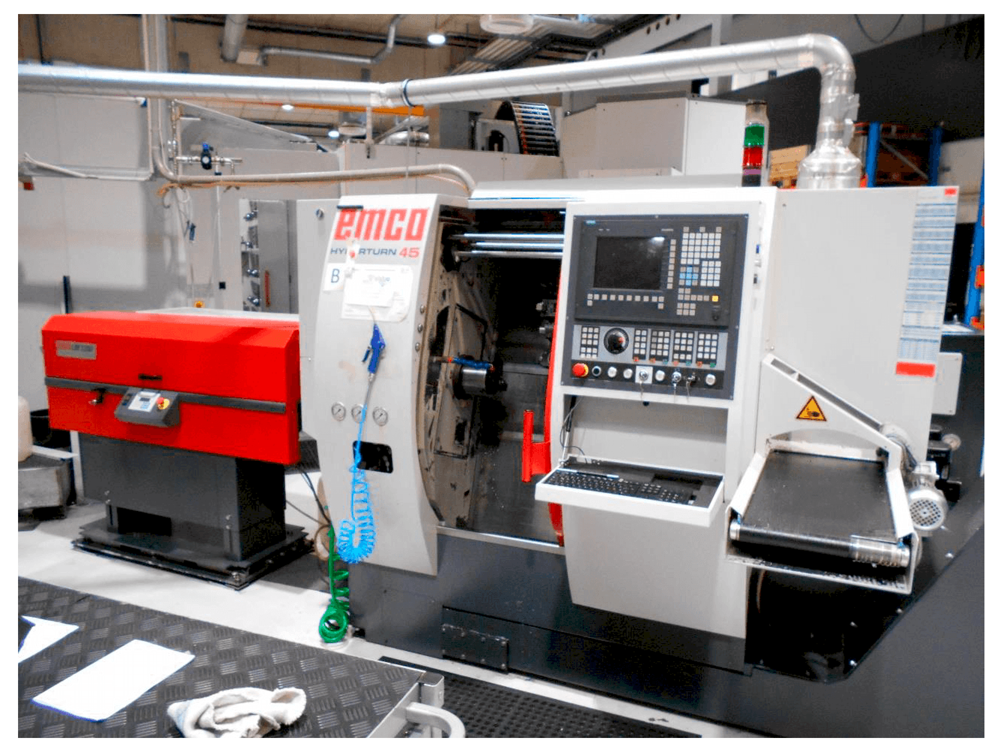Vista Frontal da EMCO Hyperturn 45 máquina
