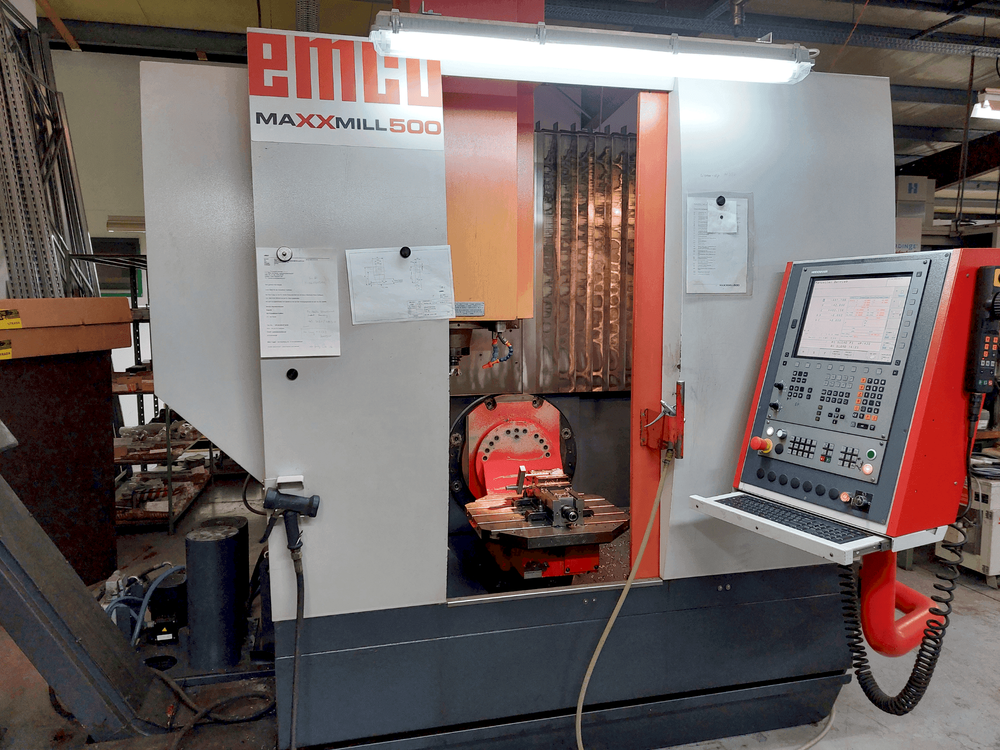 Vista Frontal da EMCO Maxxmill 500U máquina