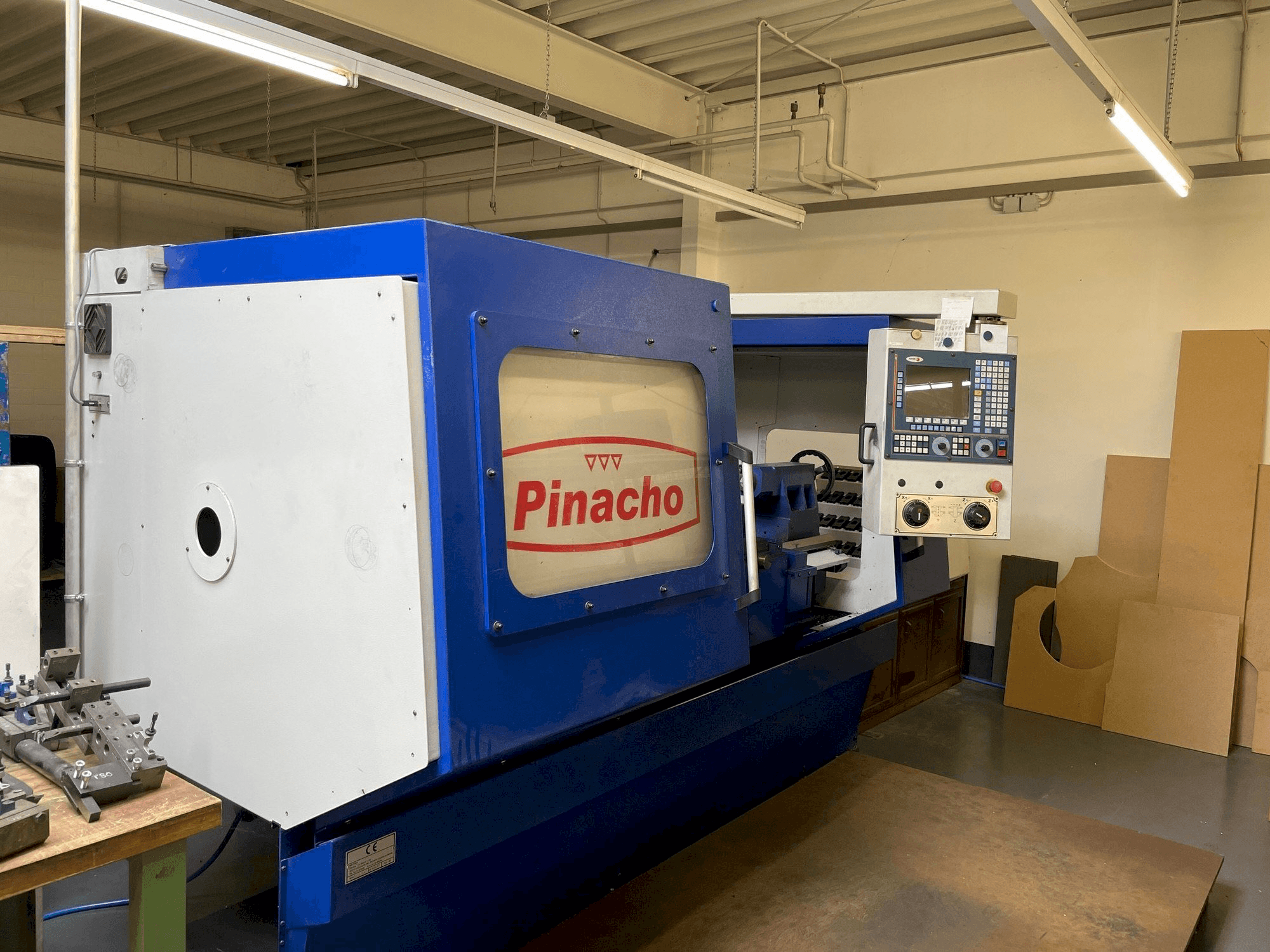 Vista Frontal da Pinacho CNC 260 máquina