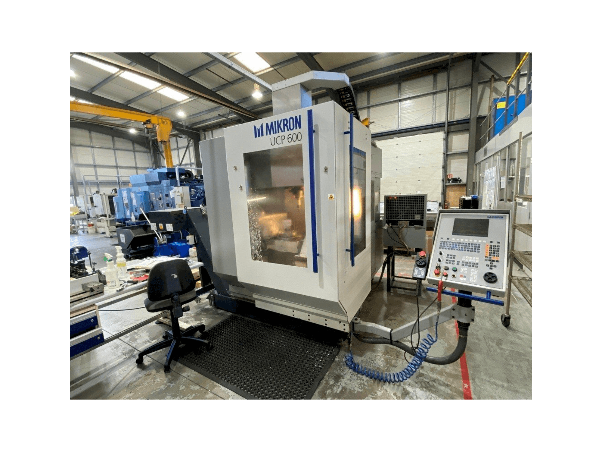 Vista Frontal da MIKRON UCP 600 máquina