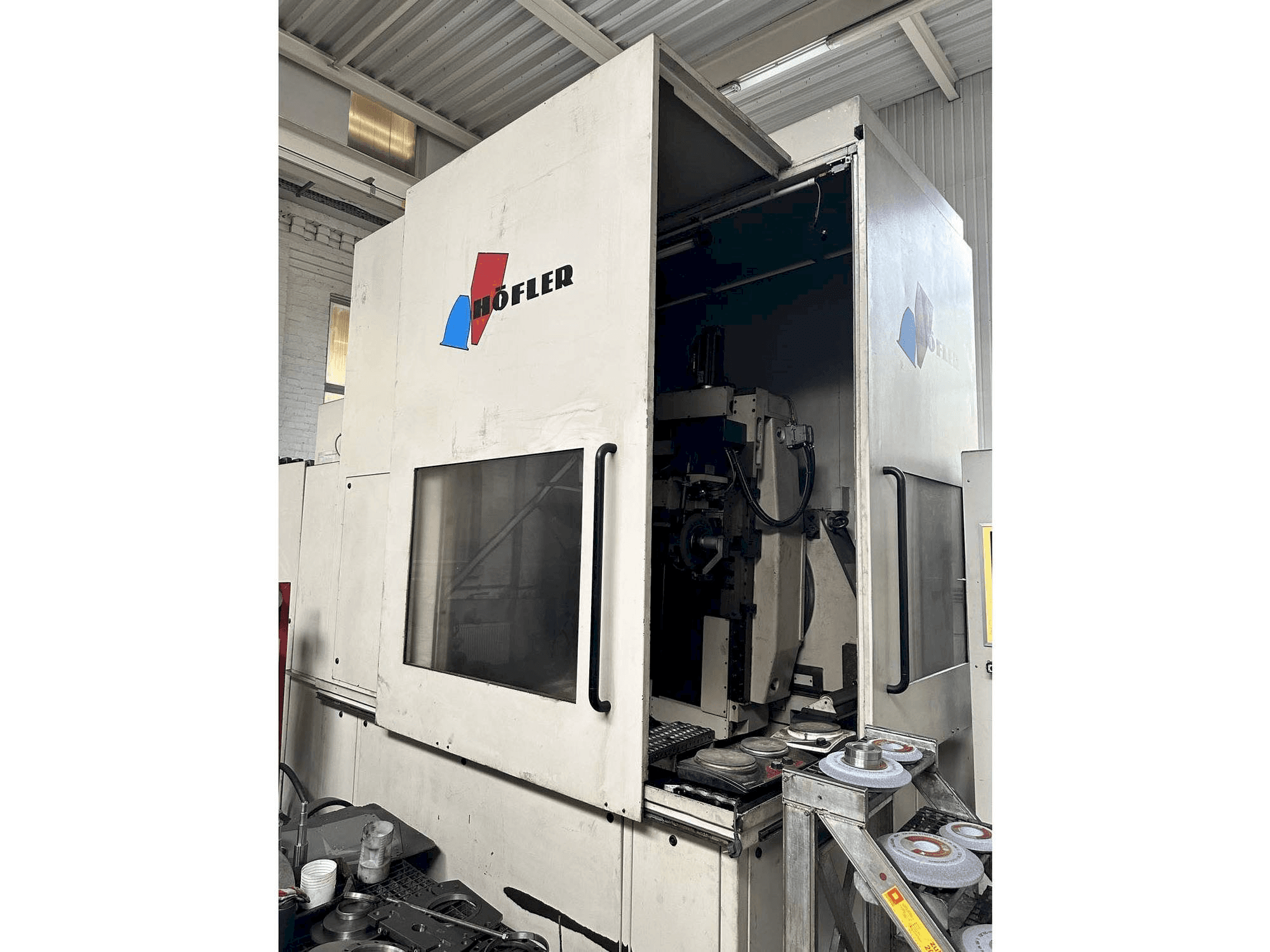Vista Frontal da HOFLER NOVA CNC 1000 máquina