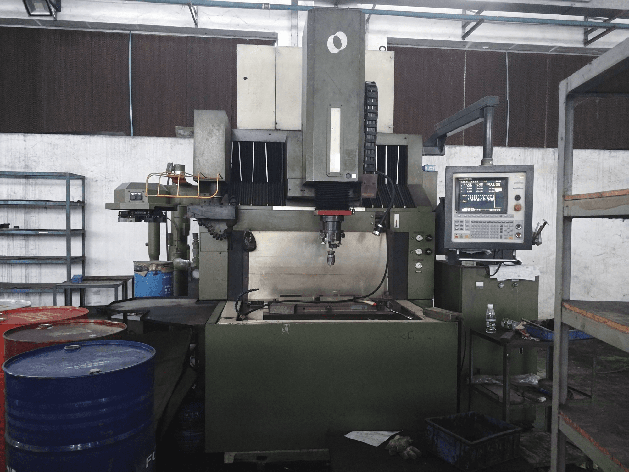 Vista Frontal da Makino EDNC65 máquina