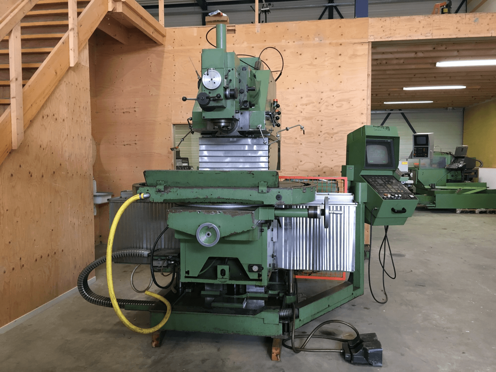 Vista Frontal da Maho MH 1000 C máquina