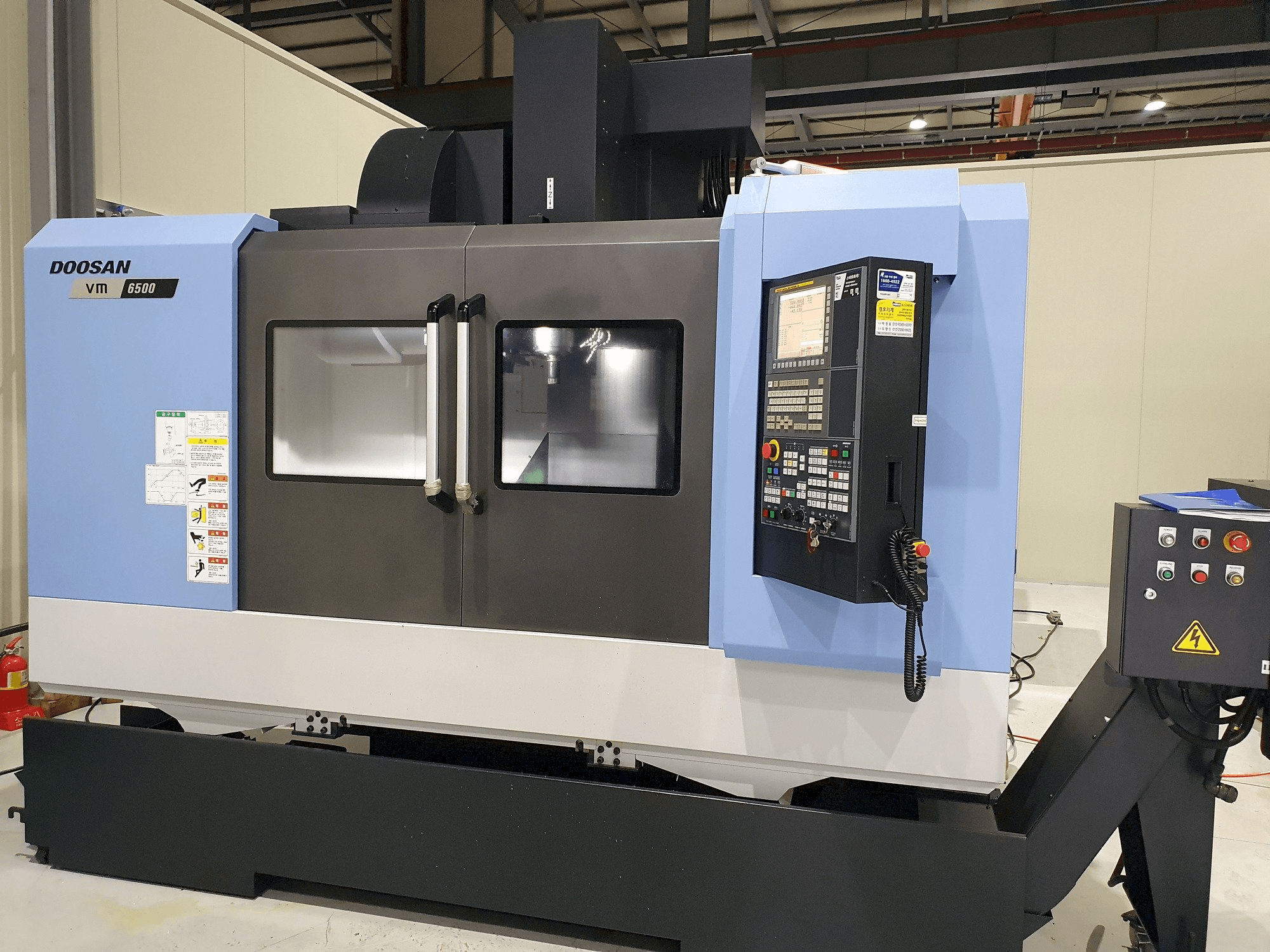 Vista Frontal da Doosan VM6500 máquina