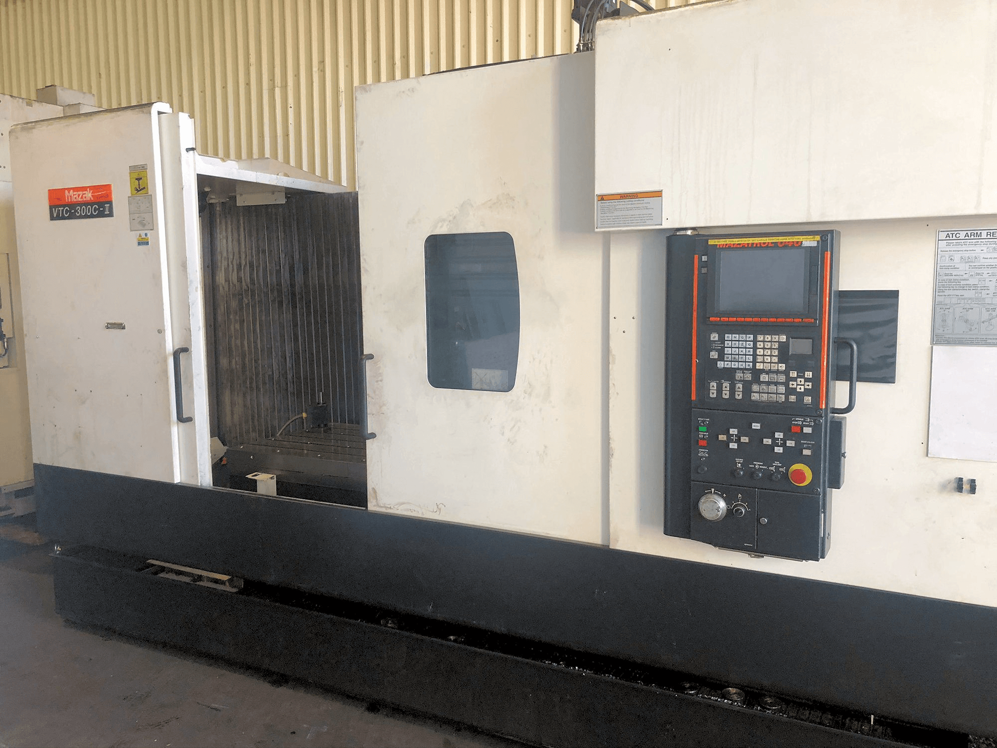 Vista Frontal da Mazak VTC-300C-II máquina