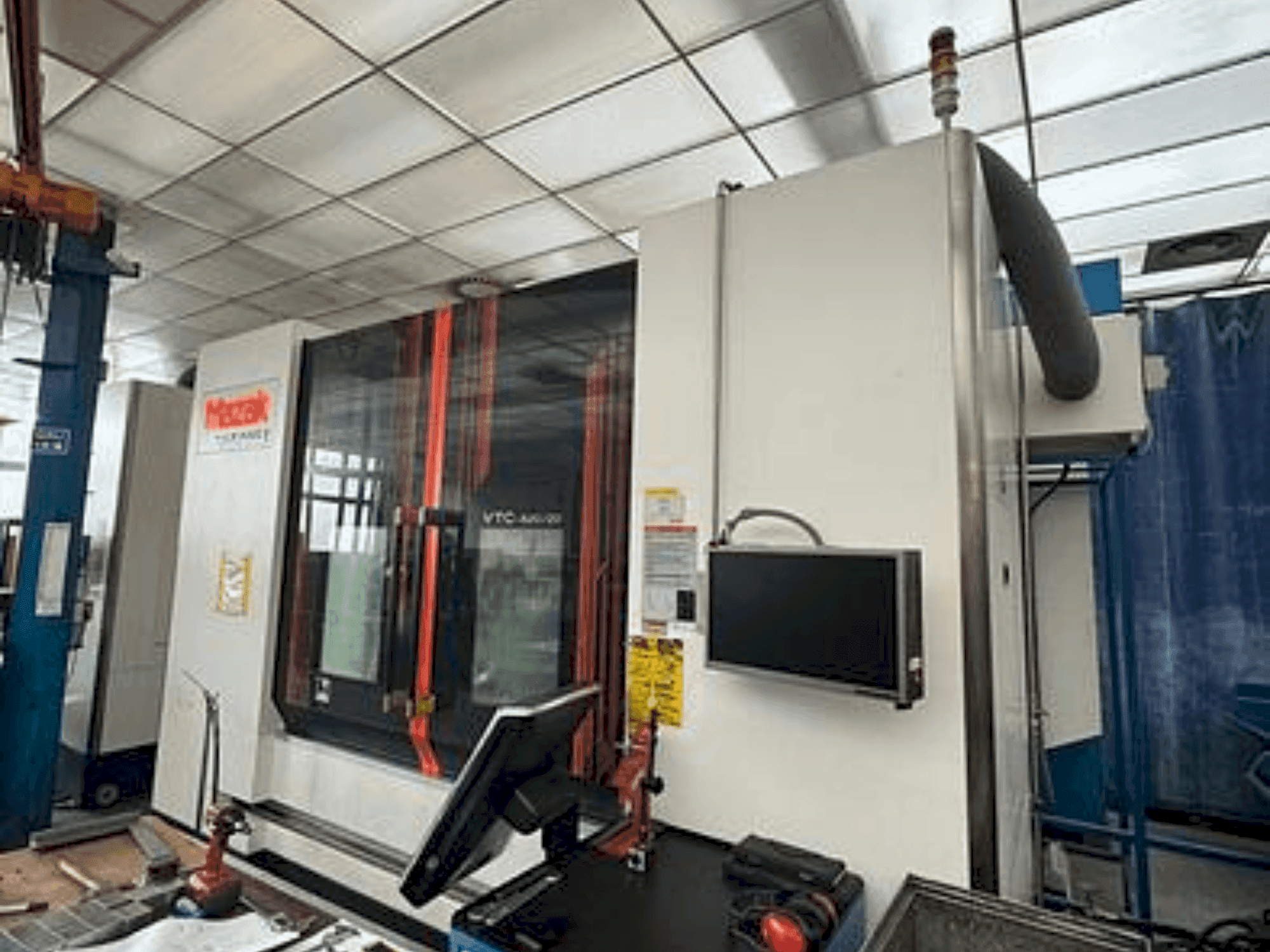 Vista Frontal da Mazak VTC 820/20 máquina