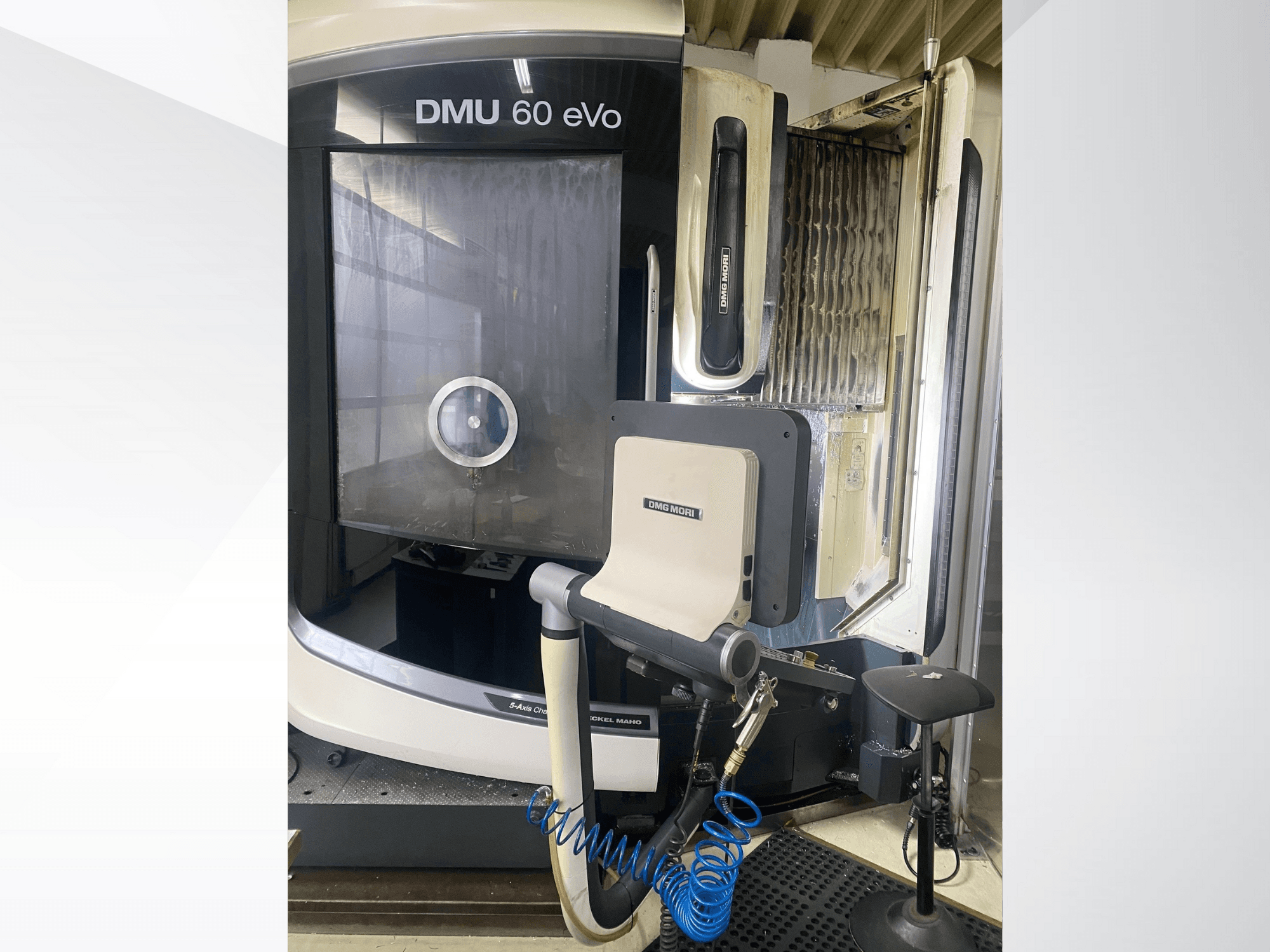 Fresadora DMU 60 eVo CNC, vista frontal, mostrando o painel de controlo e as ferramentas, ideal para maquinação de precisão.