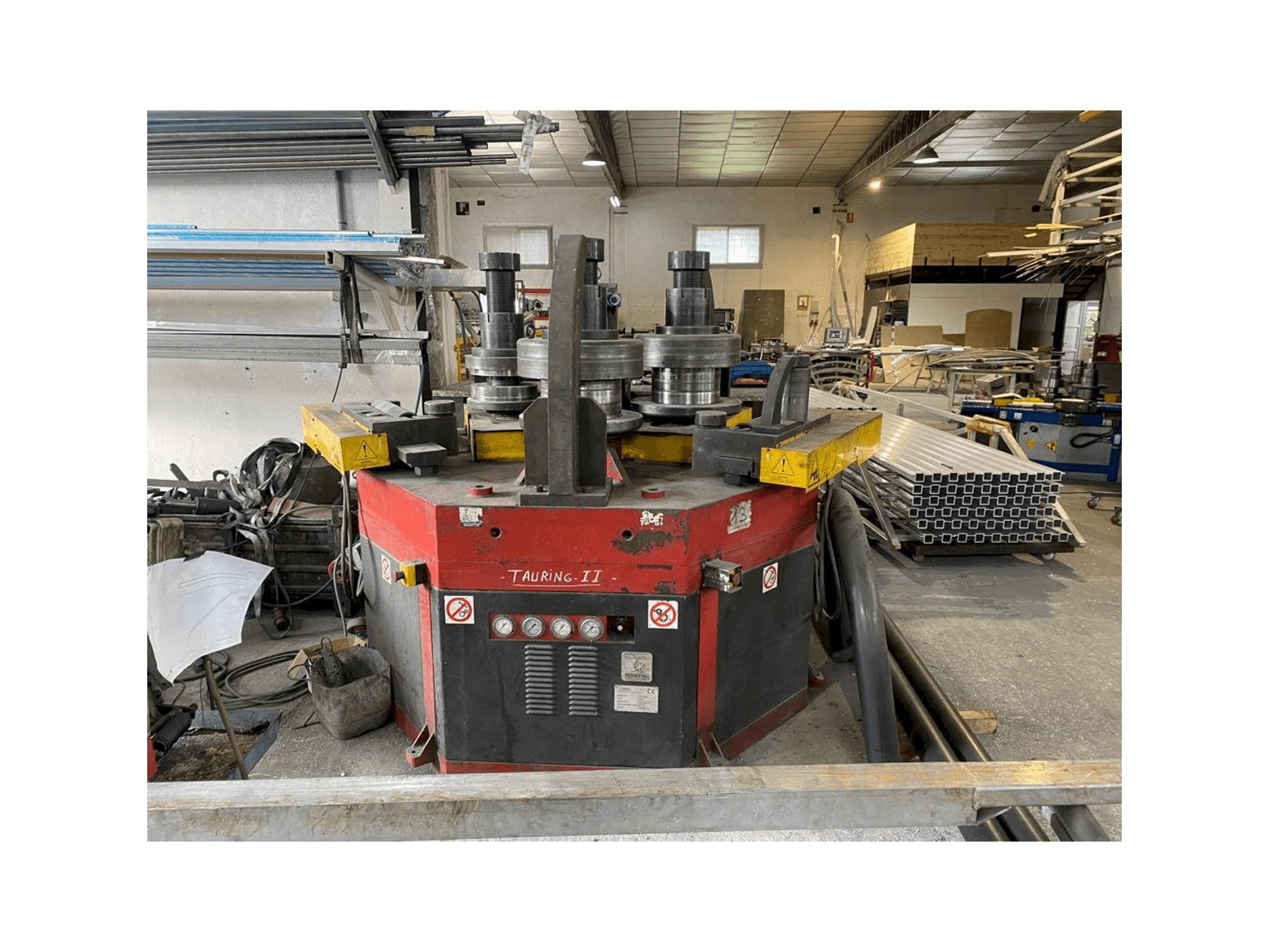 Vista Frontal da Tauring Alfa 200 máquina