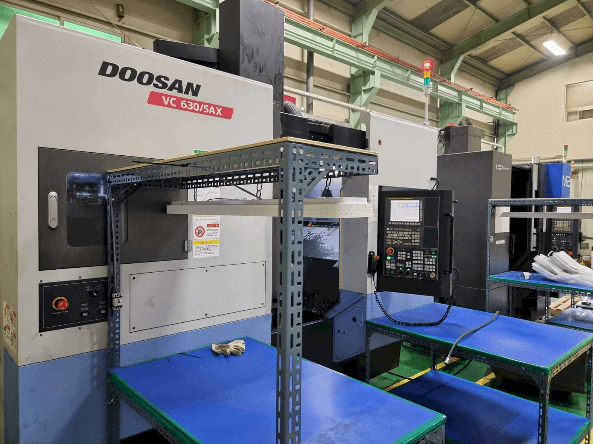 Vista Frontal da Doosan VC630/5AX máquina