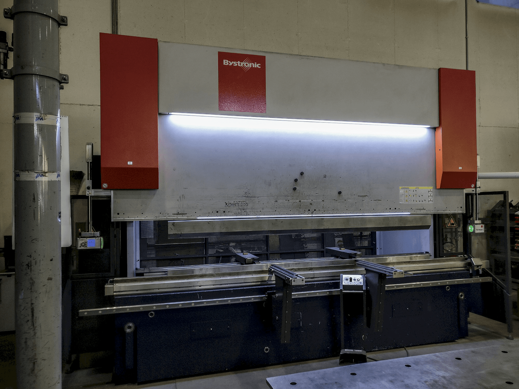 Vista Frontal da Bystronic Xpert 200x4100 máquina