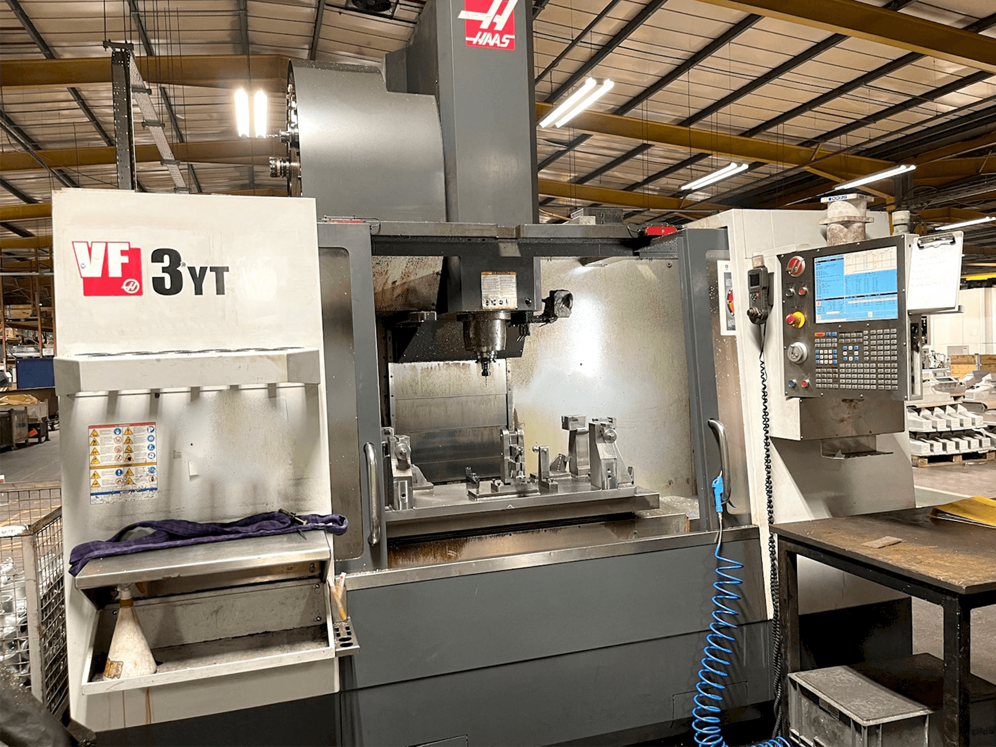 Vista Frontal da HAAS VF-3YT/50 máquina