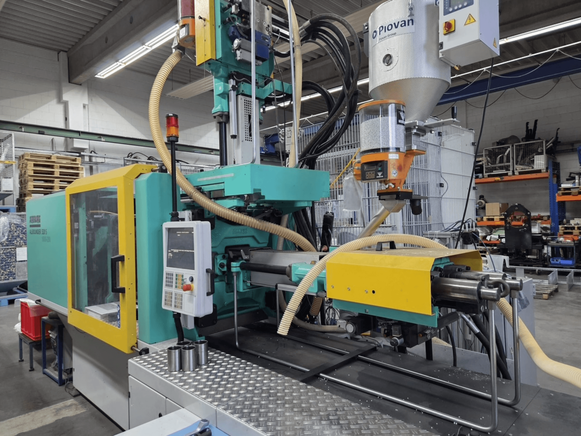 Máquina de moldagem por injeção hidráulica Arburg Allrounder 520 S 1600-290, vista frontal, com painel de controlo e alimentador de material visíveis.