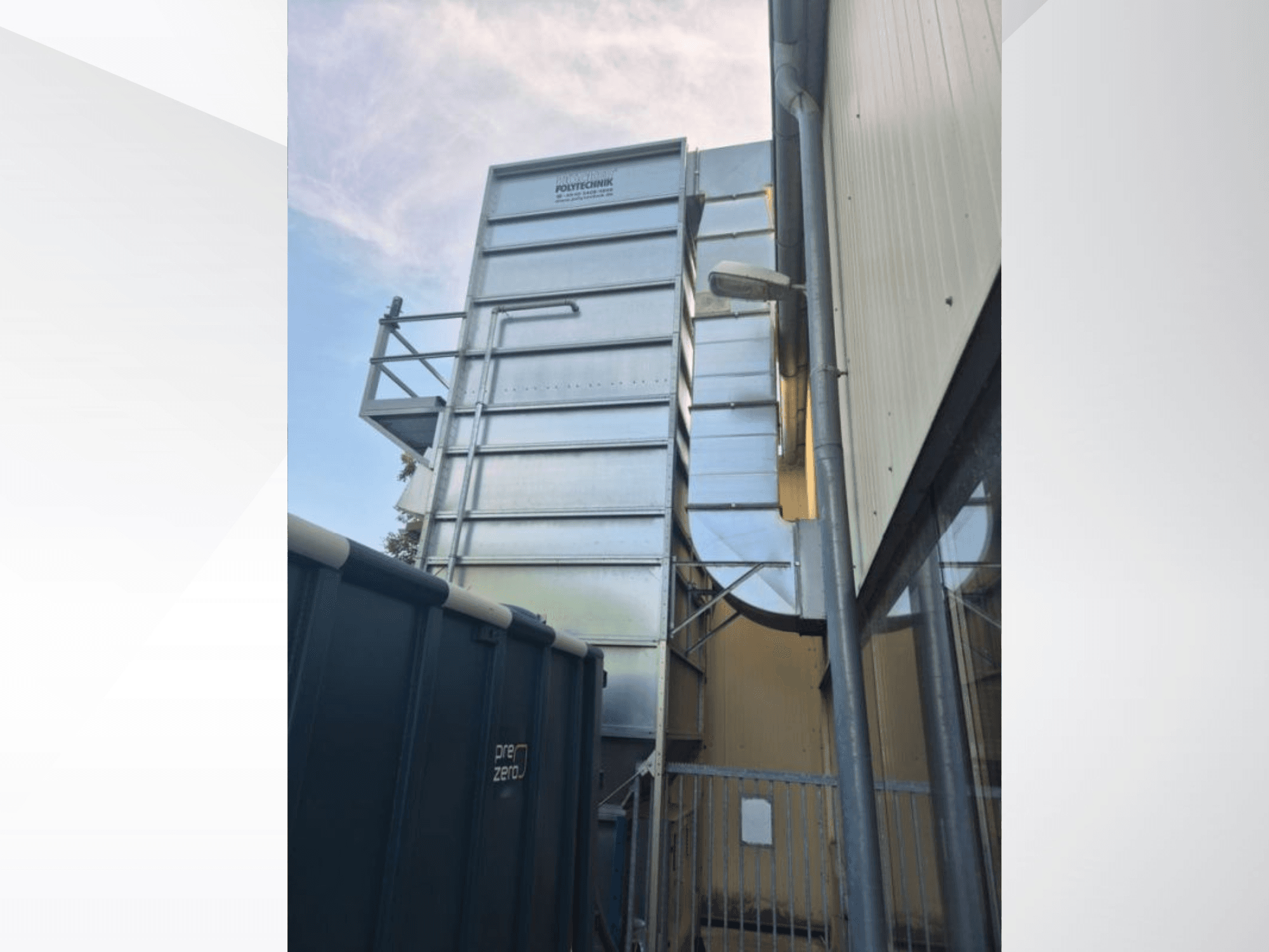 Polytechnick MultiStar JP5 BrikStar c-3 18 da HOCKER, vista lateral mostrando a estrutura metálica e as condutas contra o céu.