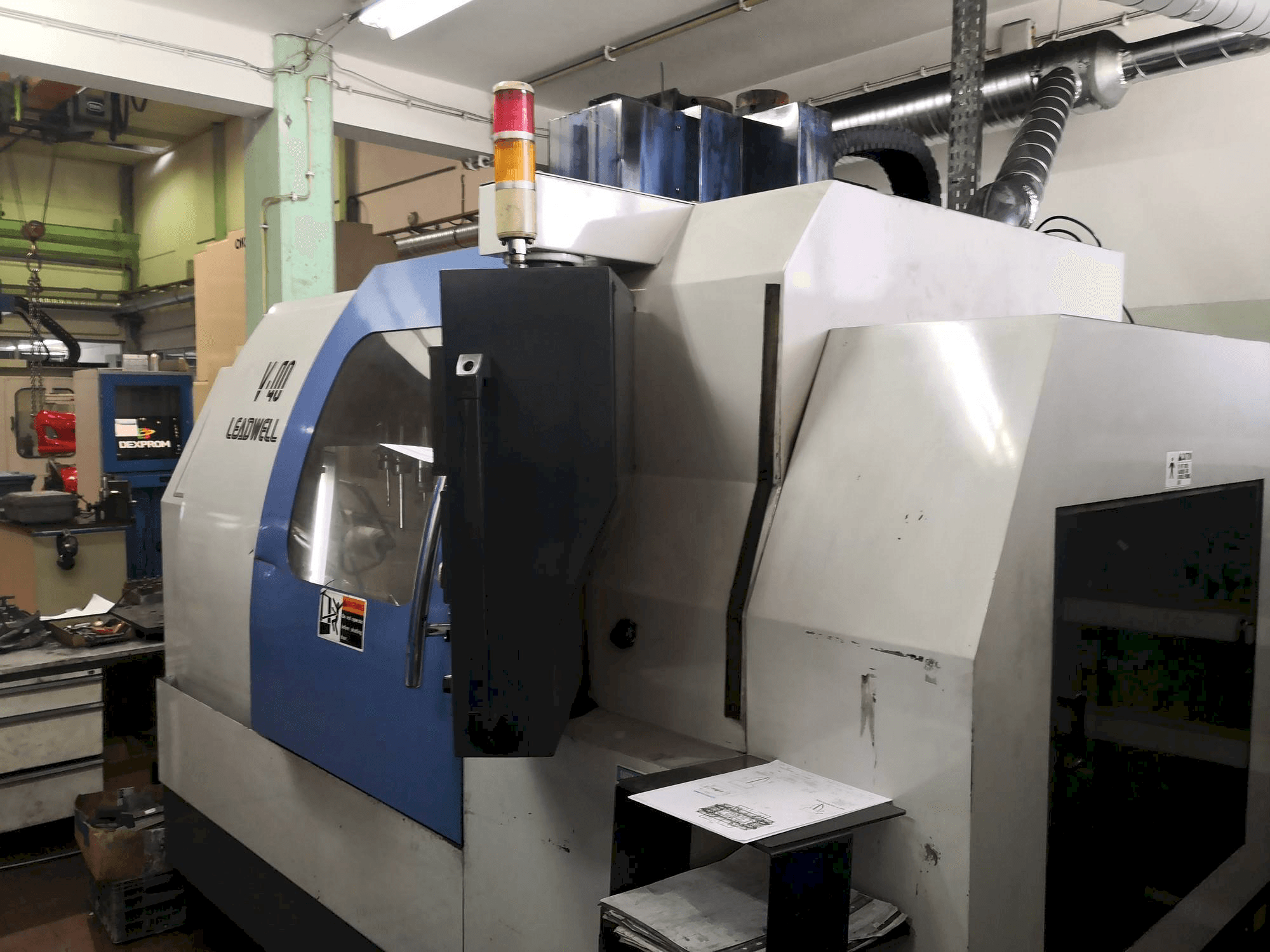 Vista Frontal da Leadwell V-40 máquina