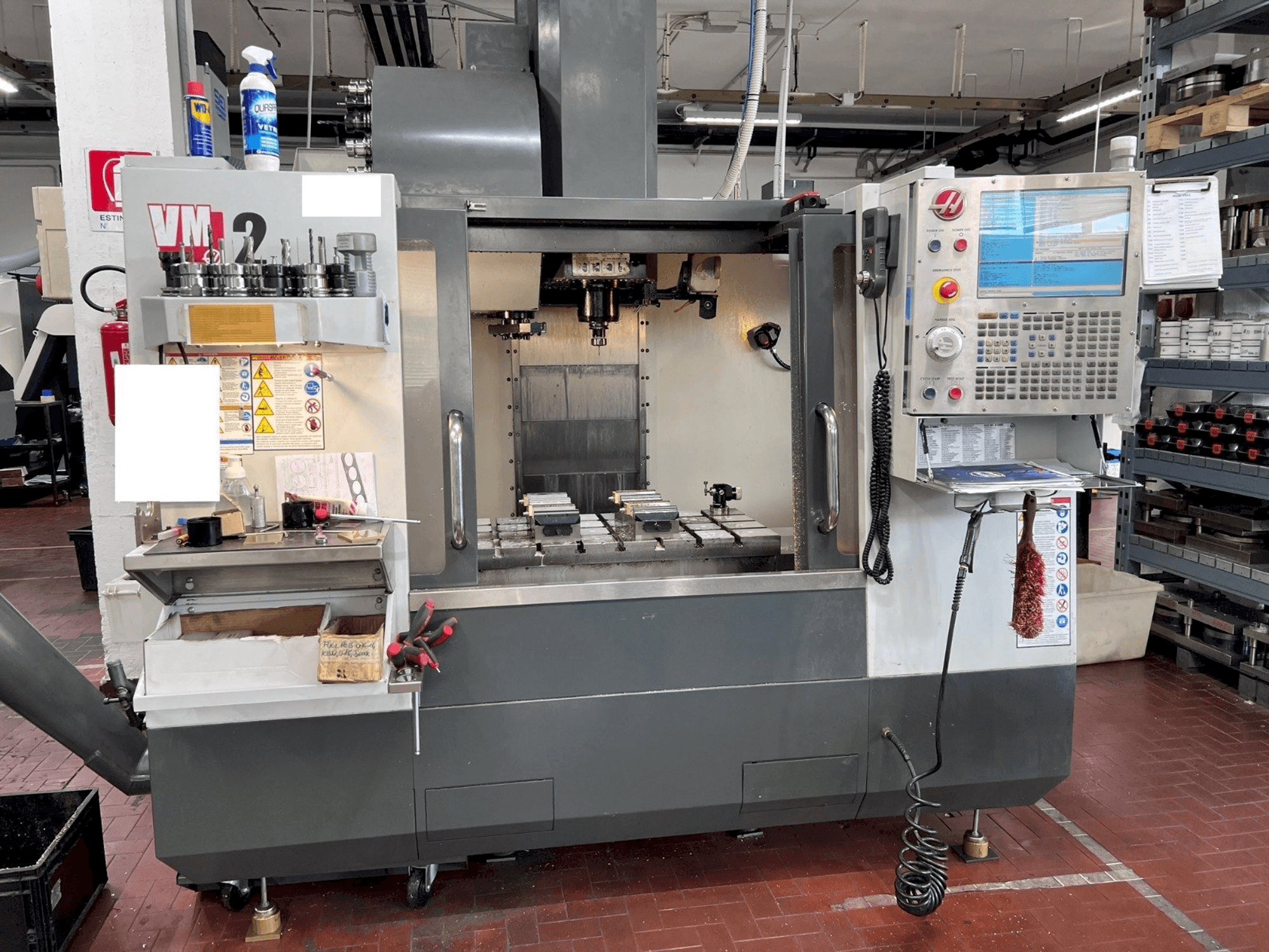 Vista Frontal da HAAS VM2 máquina