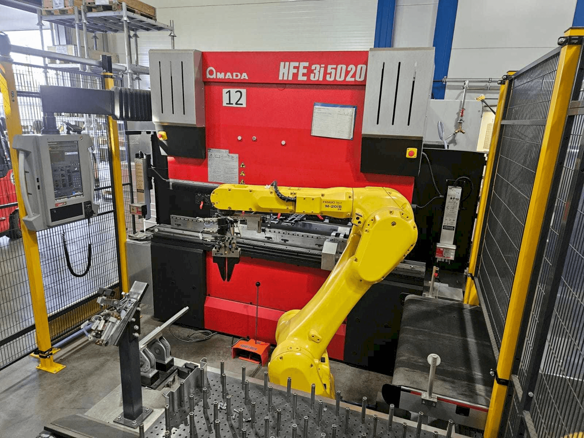 Vista Frontal da AMADA HFE5020 3i + Robot máquina